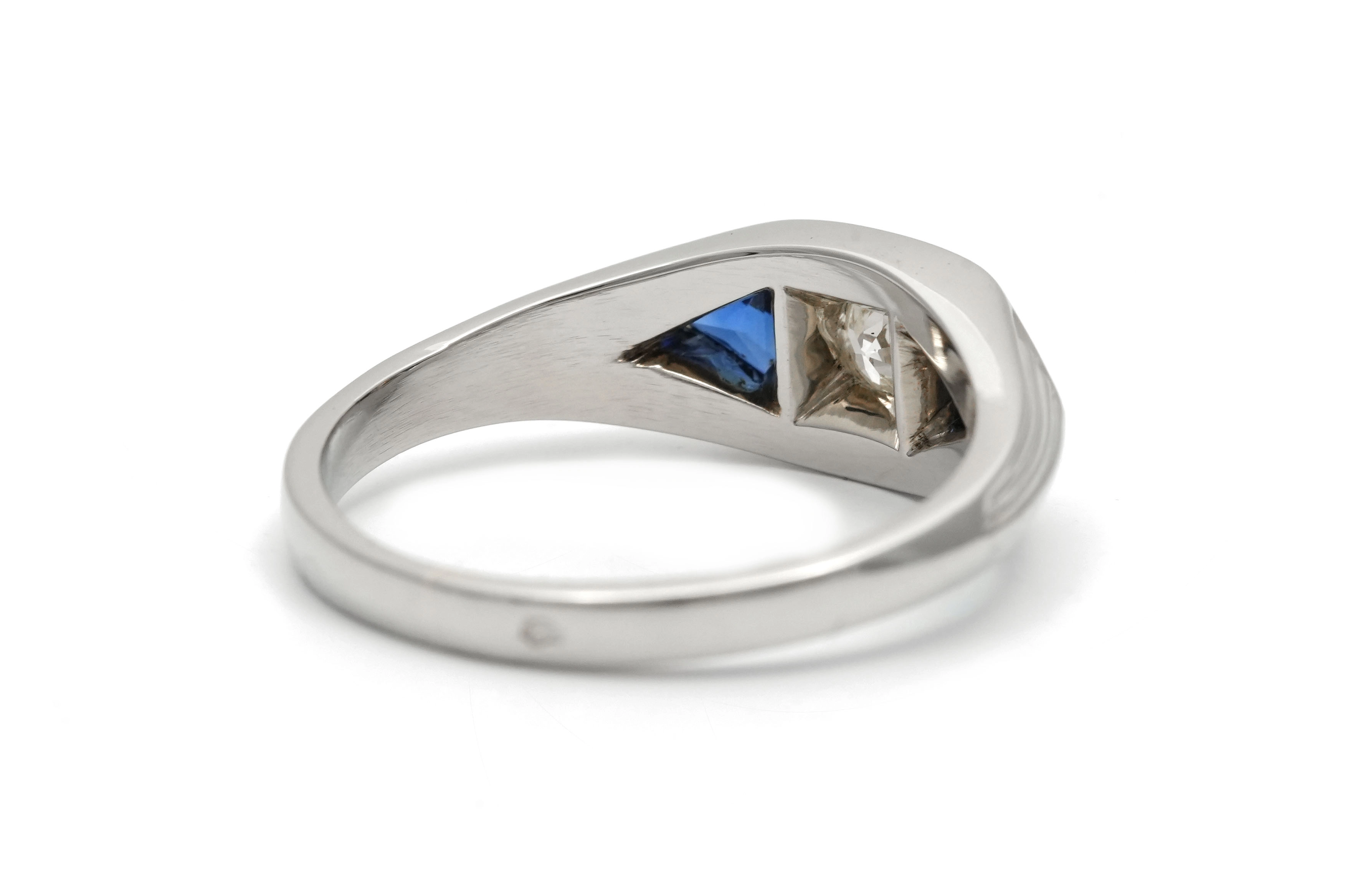 Bague Art Déco en or blanc 18 carats sertie d'un diamant taille "brillant" (+-0.10 ct) et de saphirs de synthèse