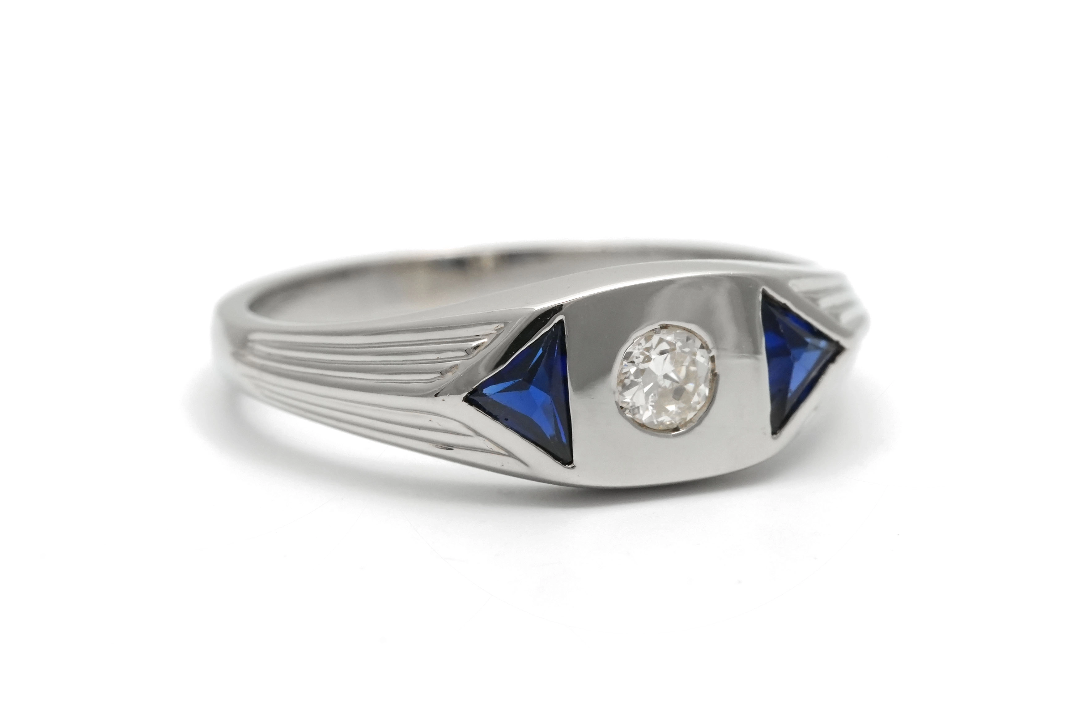 Bague Art Déco en or blanc 18 carats sertie d'un diamant taille "brillant" (+-0.10 ct) et de saphirs de synthèse