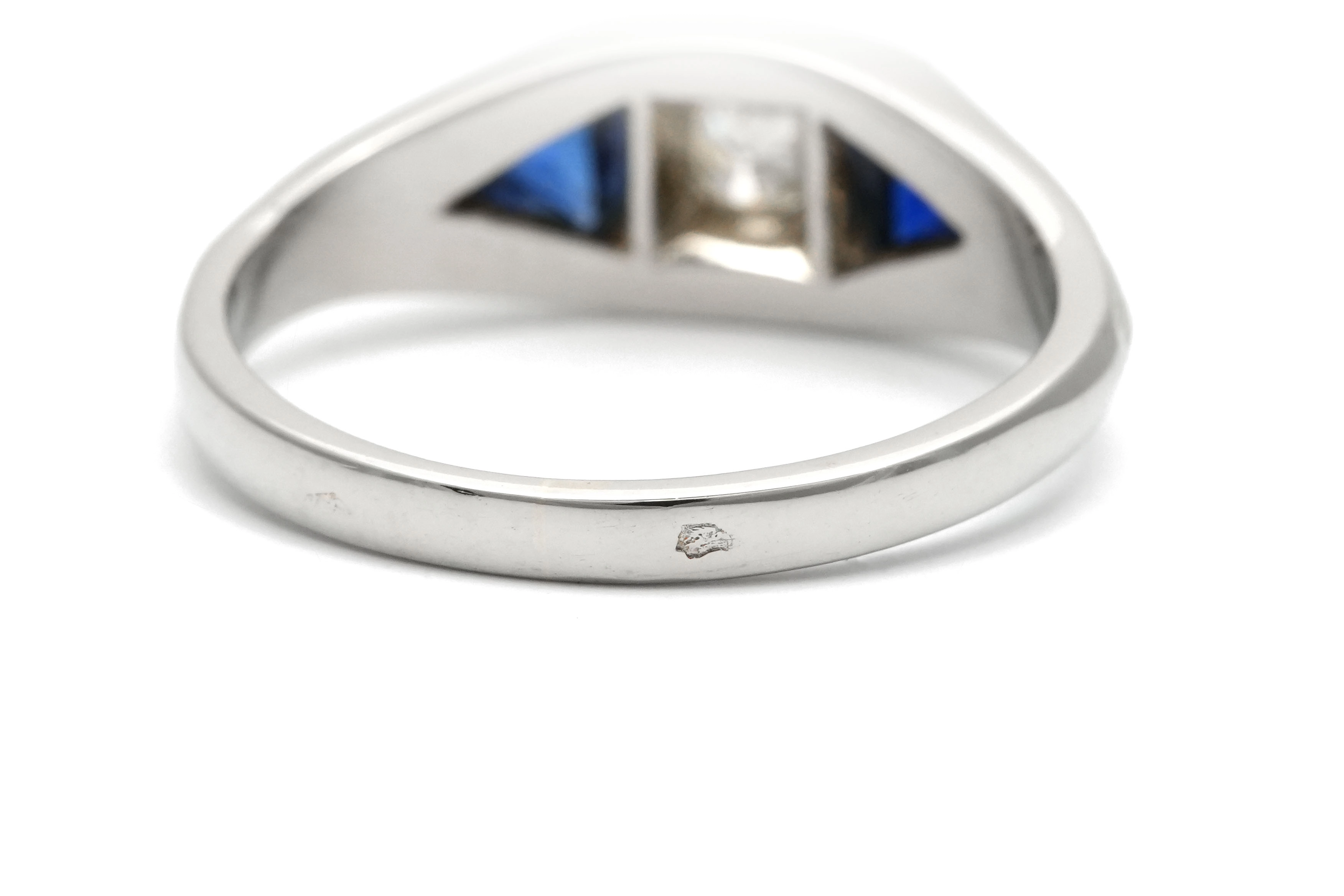 Bague Art Déco en or blanc 18 carats sertie d'un diamant taille "brillant" (+-0.10 ct) et de saphirs de synthèse