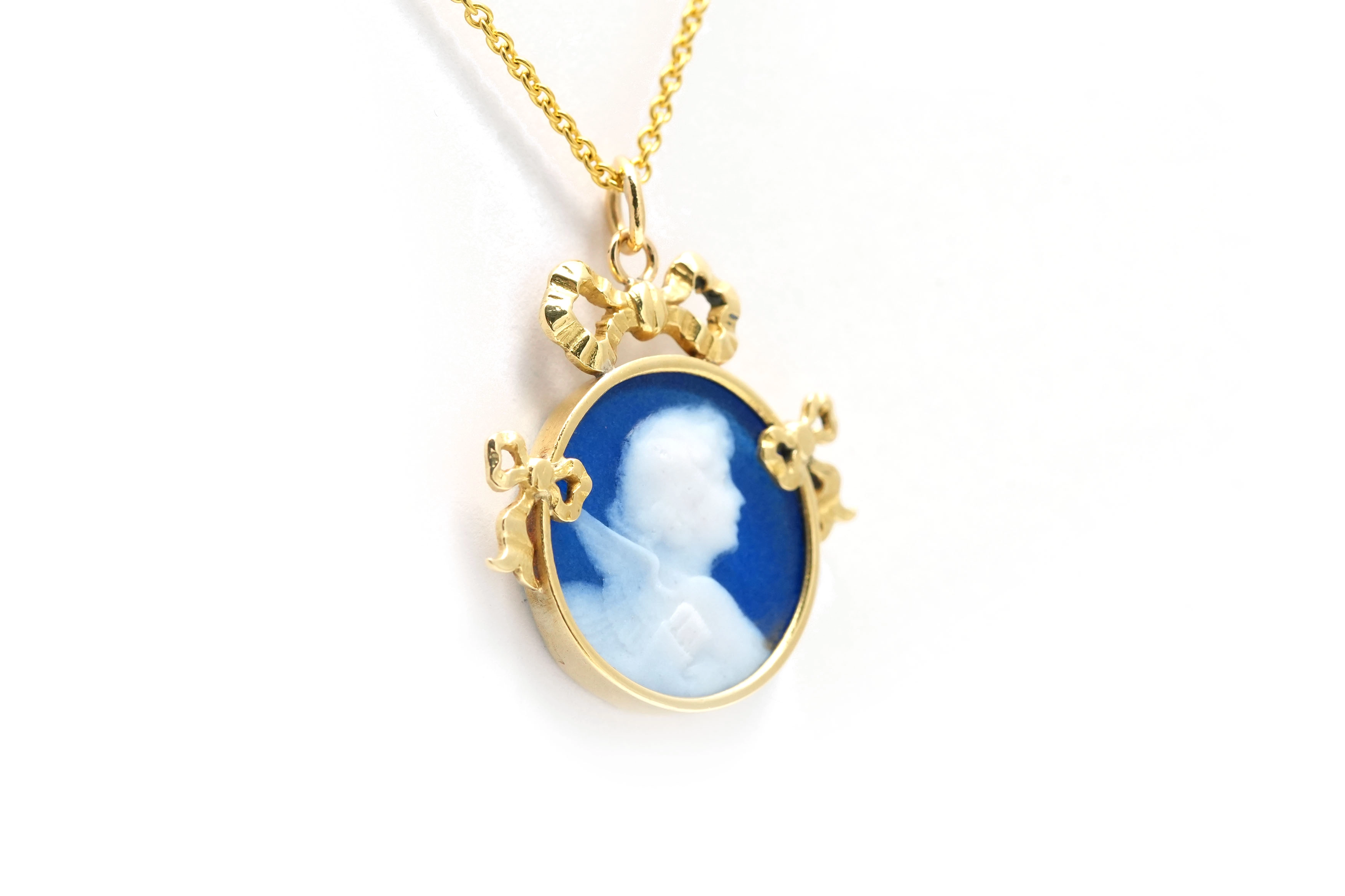 Pendentif Art Nouveau en or jaune 18 carats serti d'un camée en agate