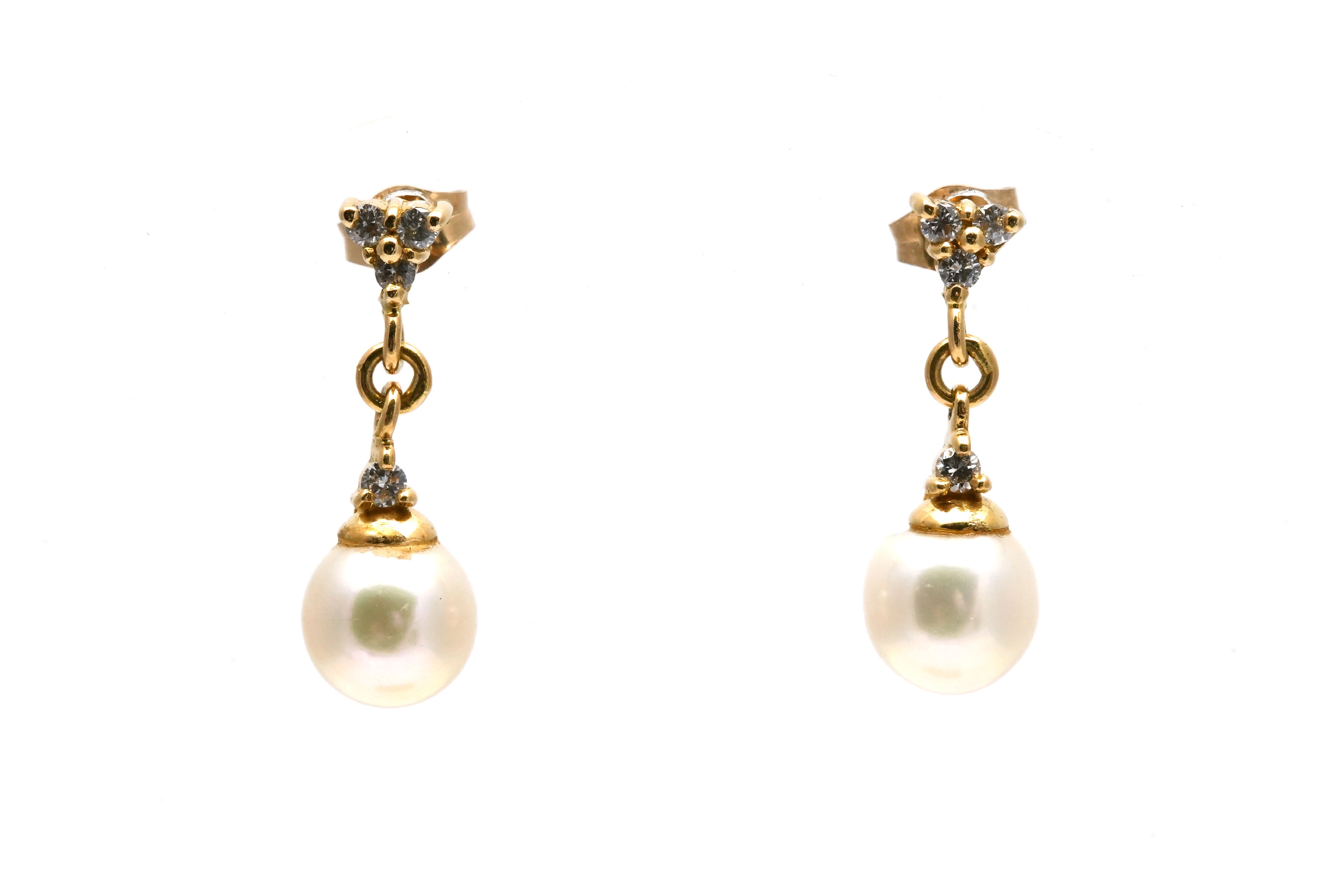Boucles d'oreilles contemporaines en or jaune 18 carats serties de perles et de diamants taille "brillant" (+- 0.084ct)