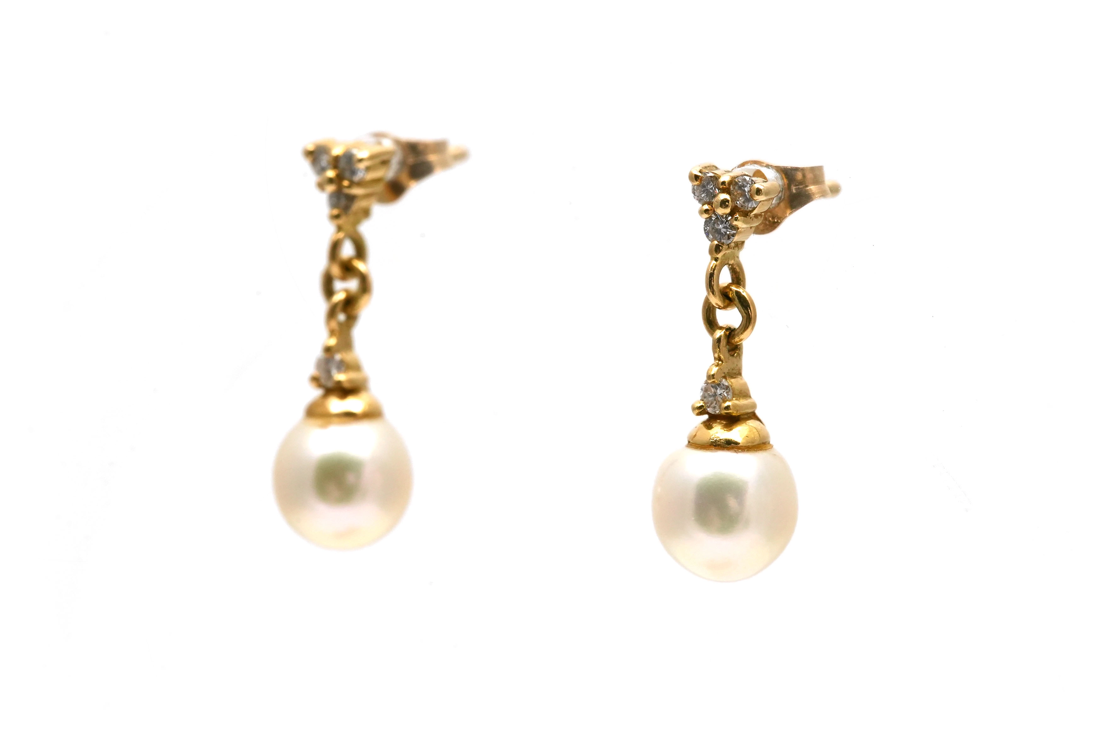 Boucles d'oreilles contemporaines en or jaune 18 carats serties de perles et de diamants taille "brillant" (+- 0.084ct)