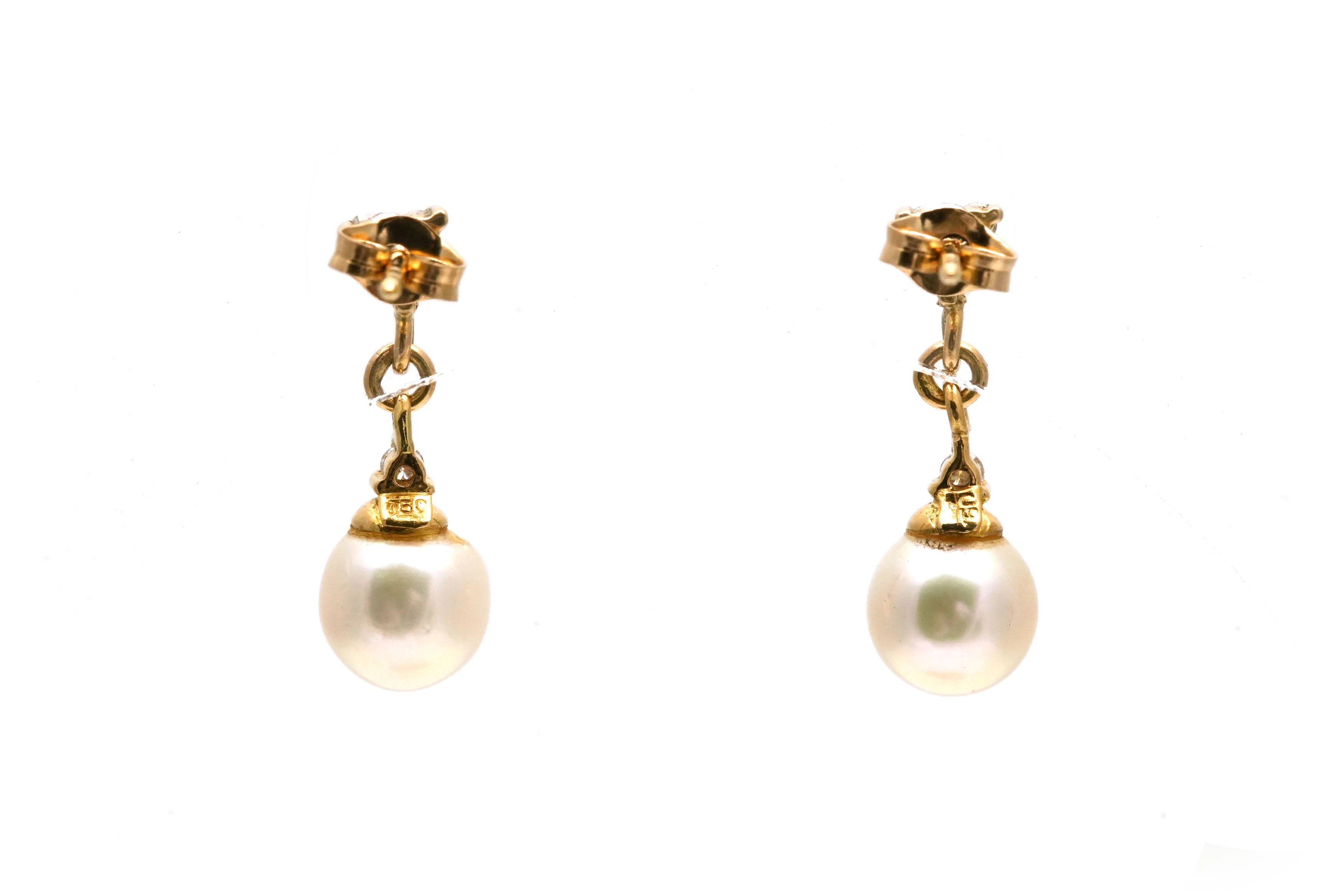 Boucles d'oreilles contemporaines en or jaune 18 carats serties de perles et de diamants taille "brillant" (+- 0.084ct)