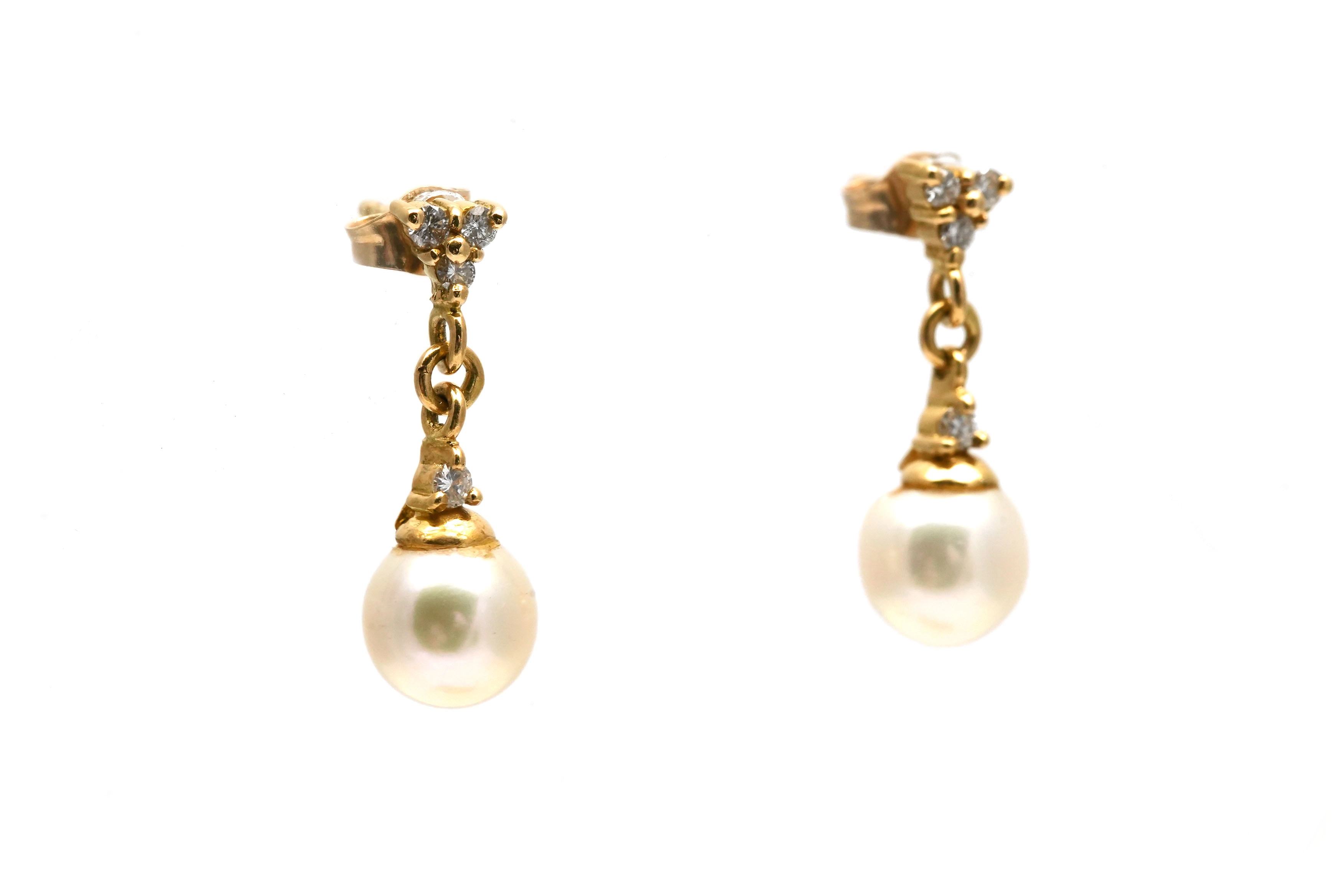 Boucles d'oreilles contemporaines en or jaune 18 carats serties de perles et de diamants taille "brillant" (+- 0.084ct)