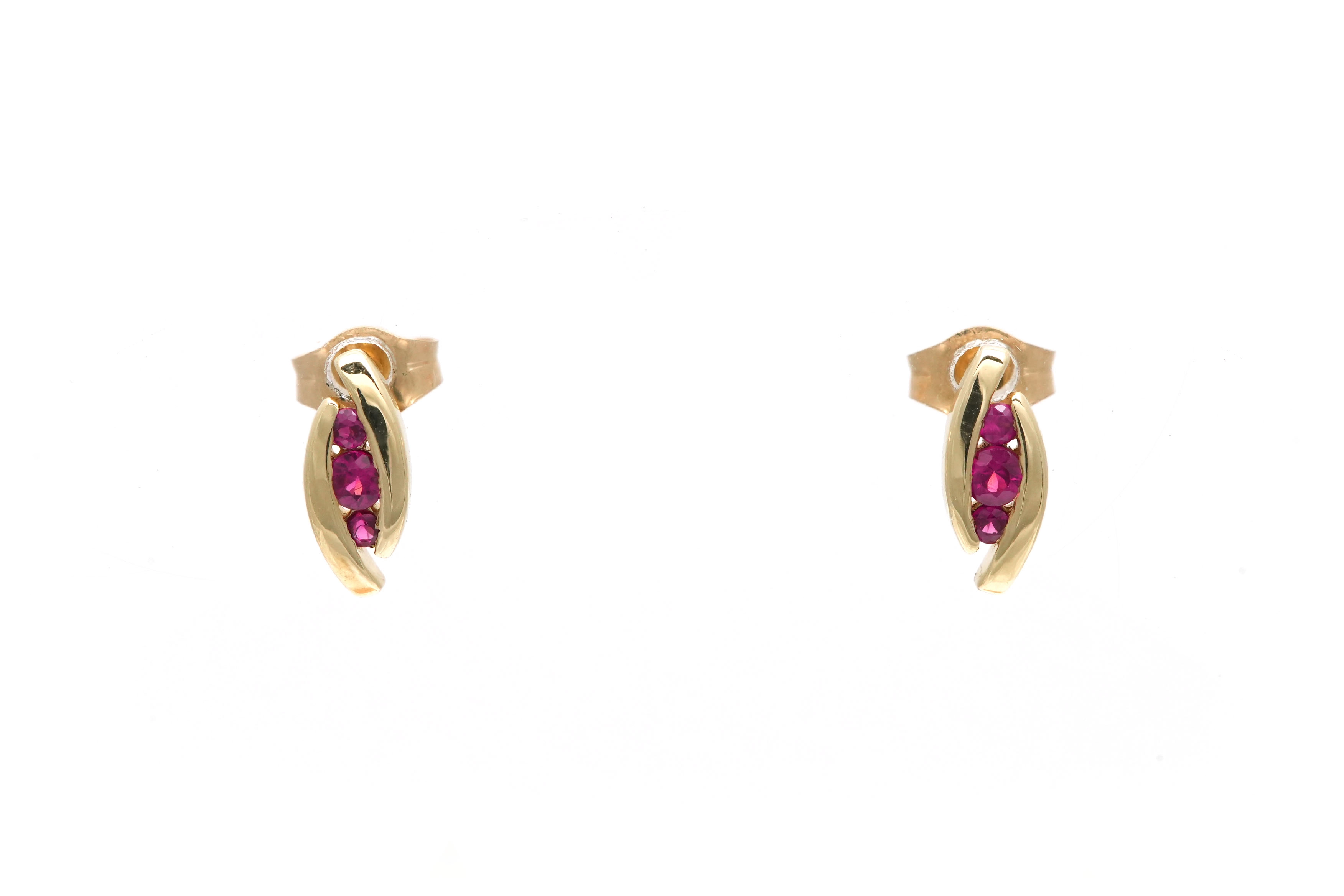 Boucles d'oreilles contemporaines en or jaune 9 carats serties de rubis