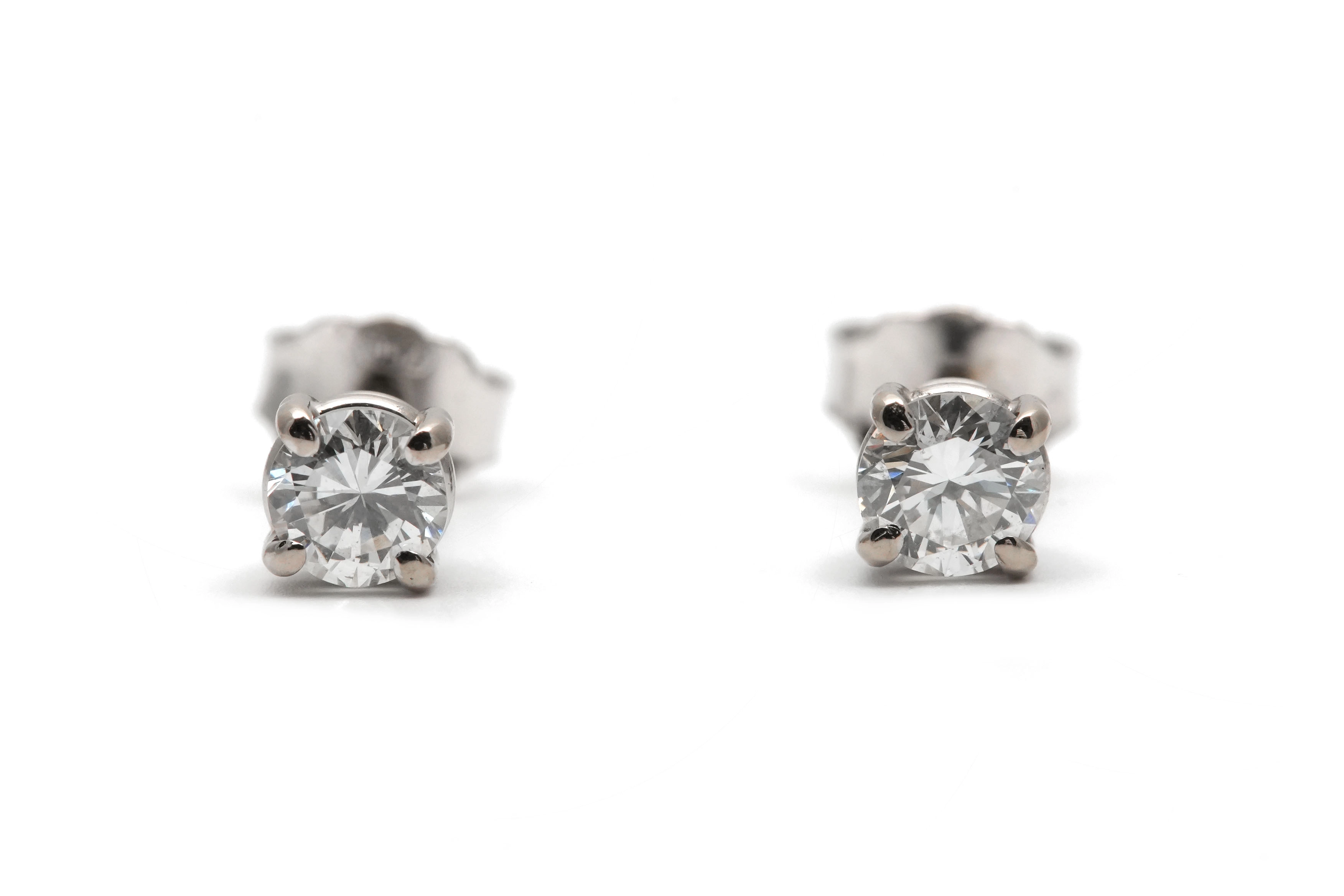 Boucles d'oreilles contemporaines en or blanc 18 carats serties de diamants taille "brillant" (+-0.36 ct)