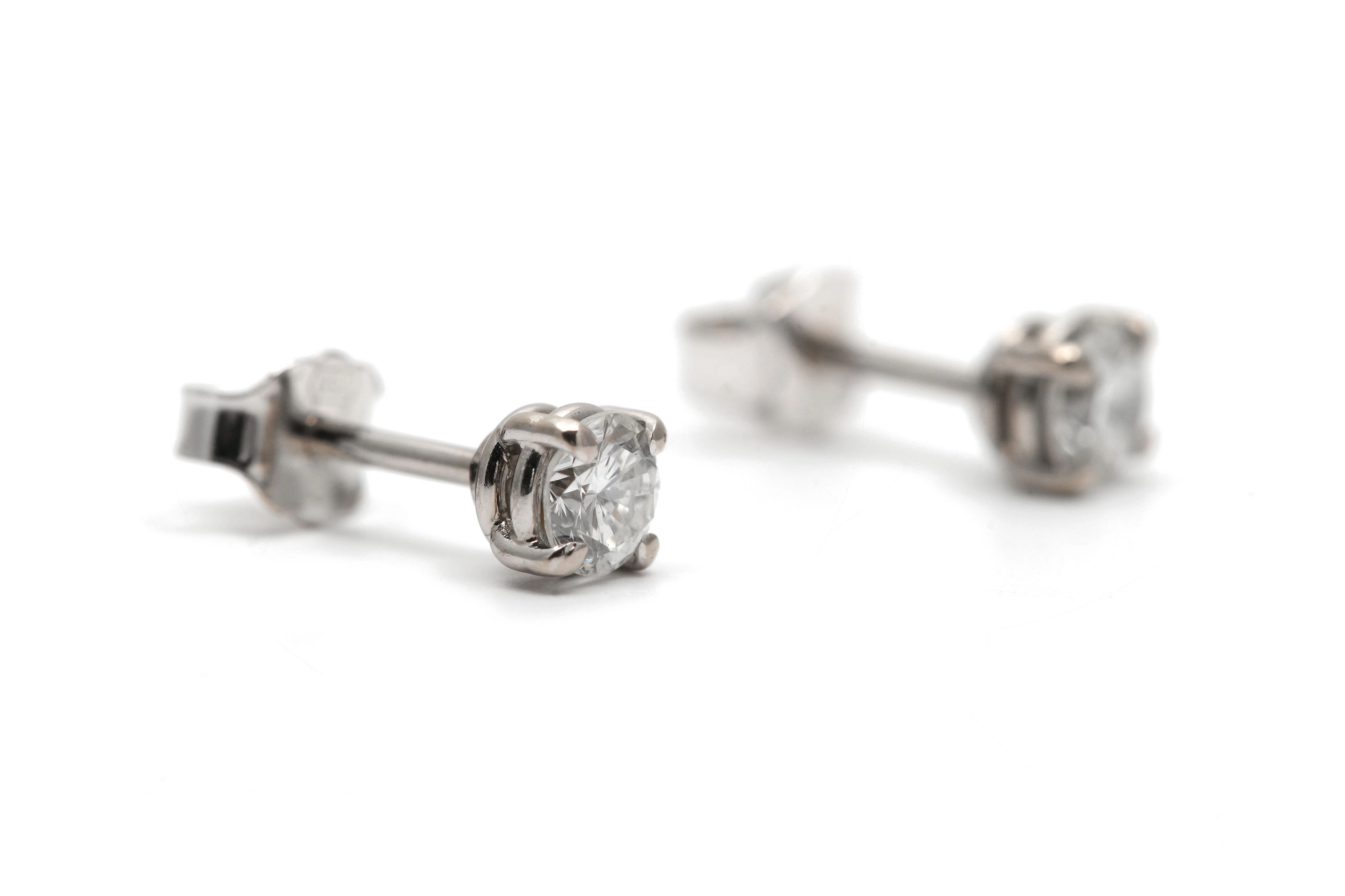 Boucles d'oreilles contemporaines en or blanc 18 carats serties de diamants taille "brillant" (+-0.36 ct)