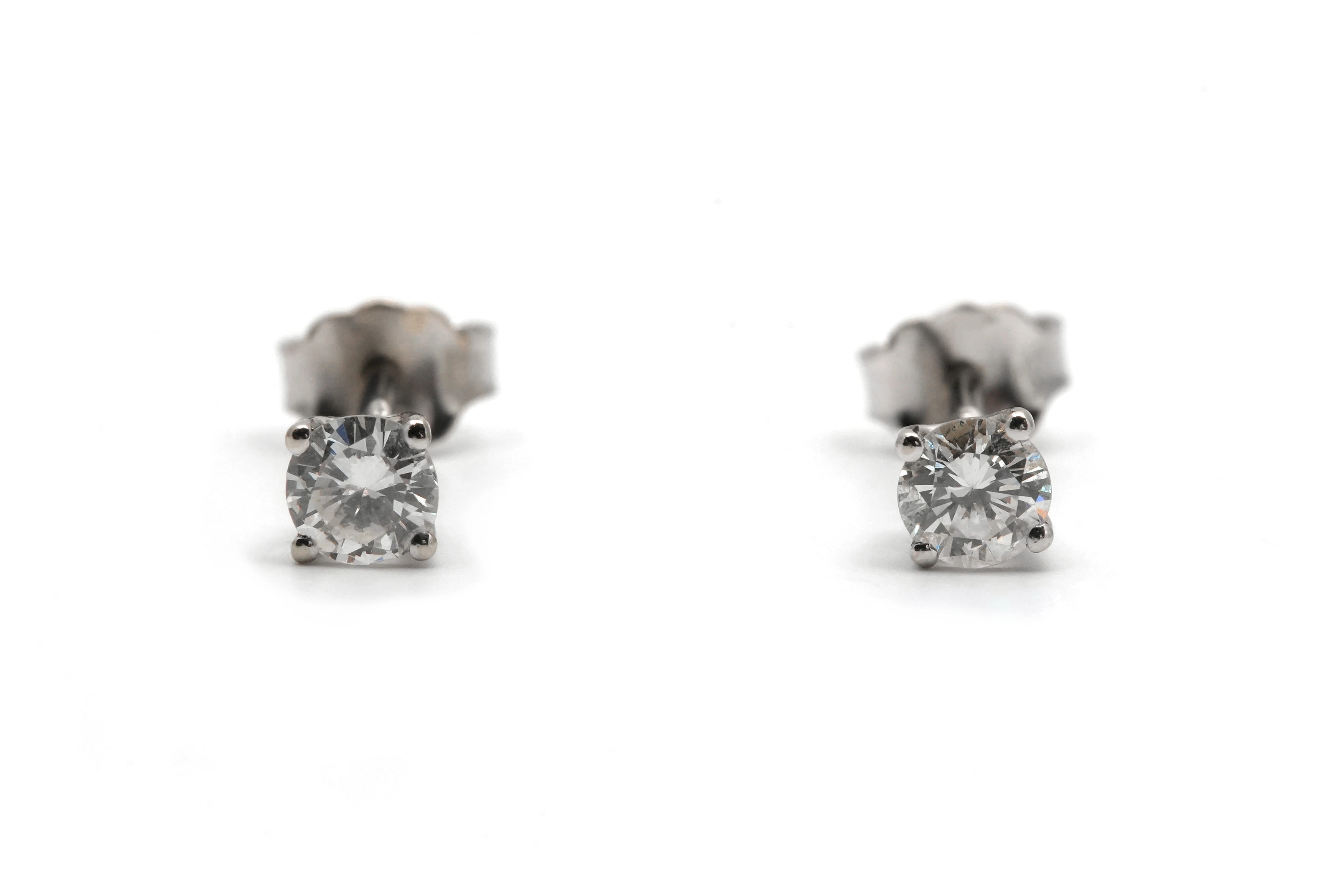Boucles d'oreilles contemporaines en or blanc 18 carats serties de diamants taille "brillant" (+- 0.40 ct)