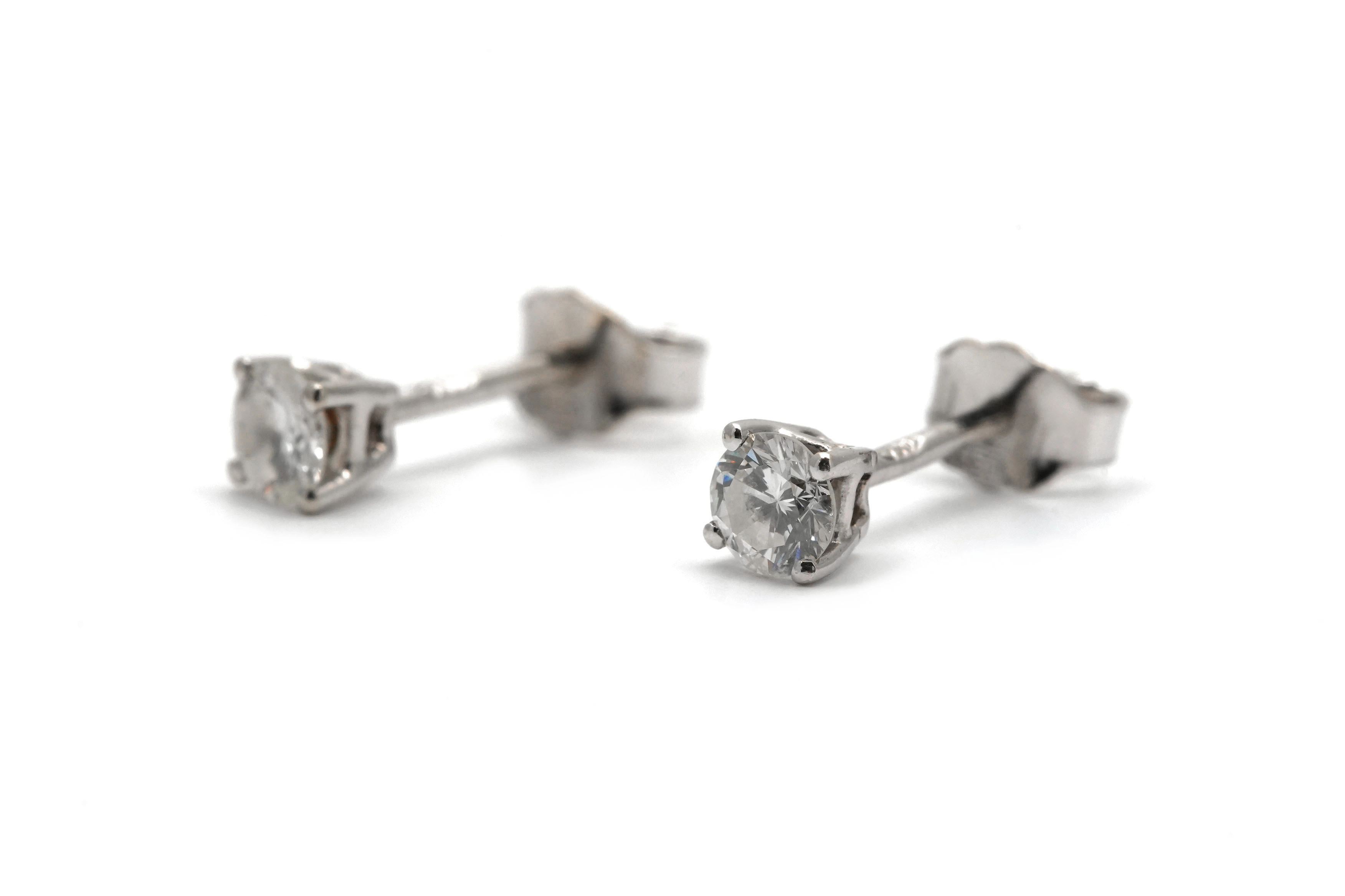 Boucles d'oreilles contemporaines en or blanc 18 carats serties de diamants taille "brillant" (+- 0.40 ct)
