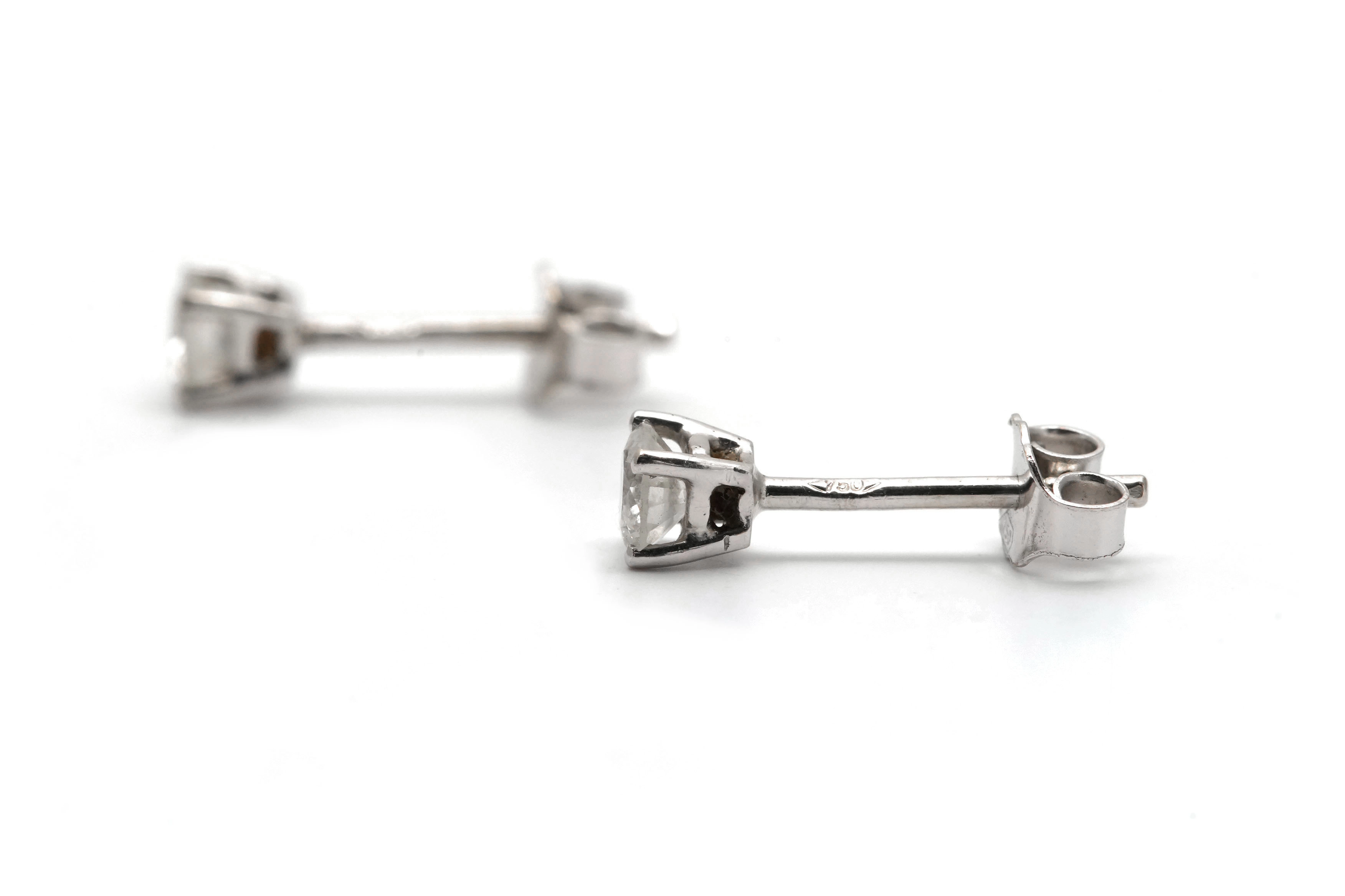 Boucles d'oreilles contemporaines en or blanc 18 carats serties de diamants taille "brillant" (+- 0.40 ct)