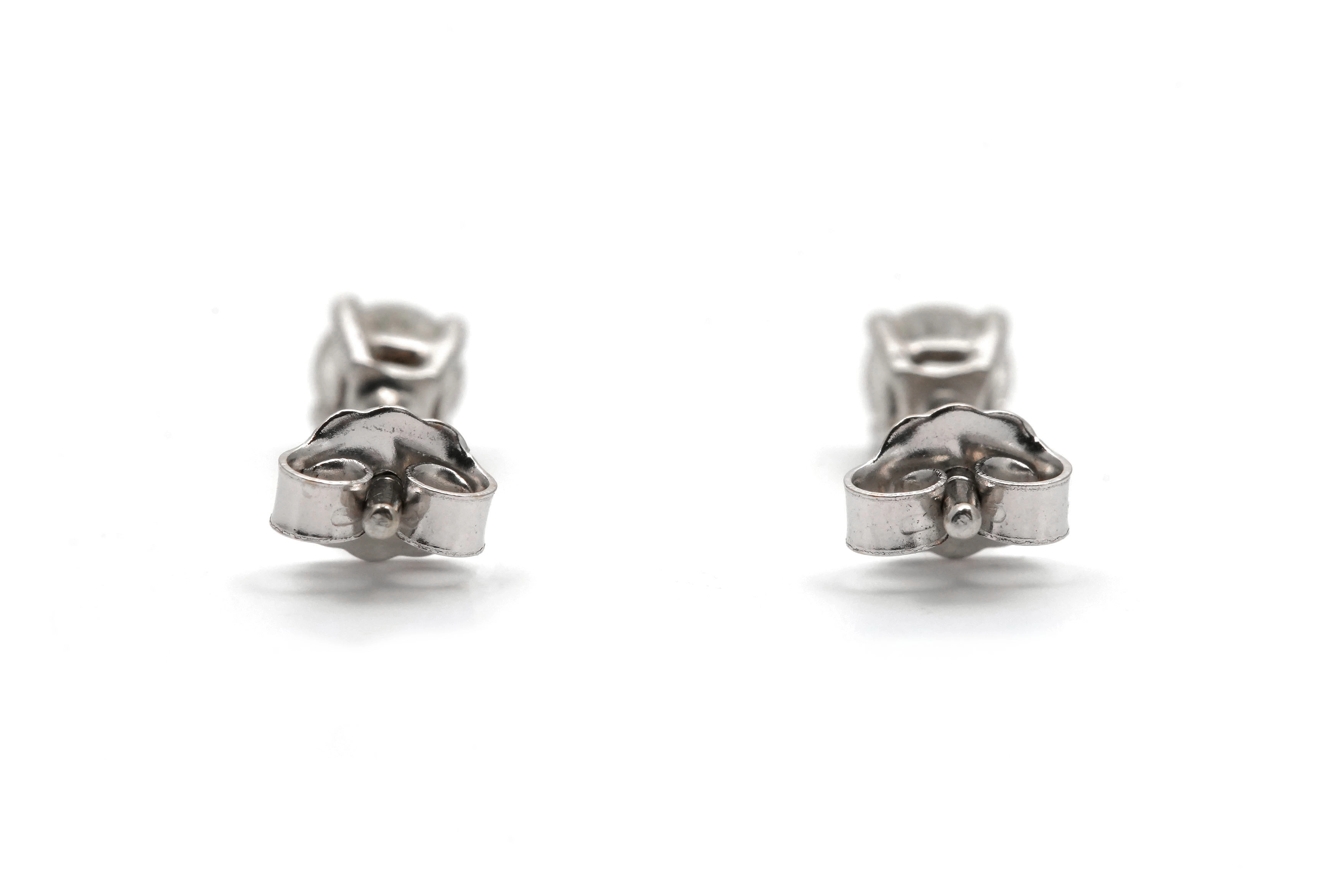 Boucles d'oreilles contemporaines en or blanc 18 carats serties de diamants taille "brillant" (+- 0.40 ct)