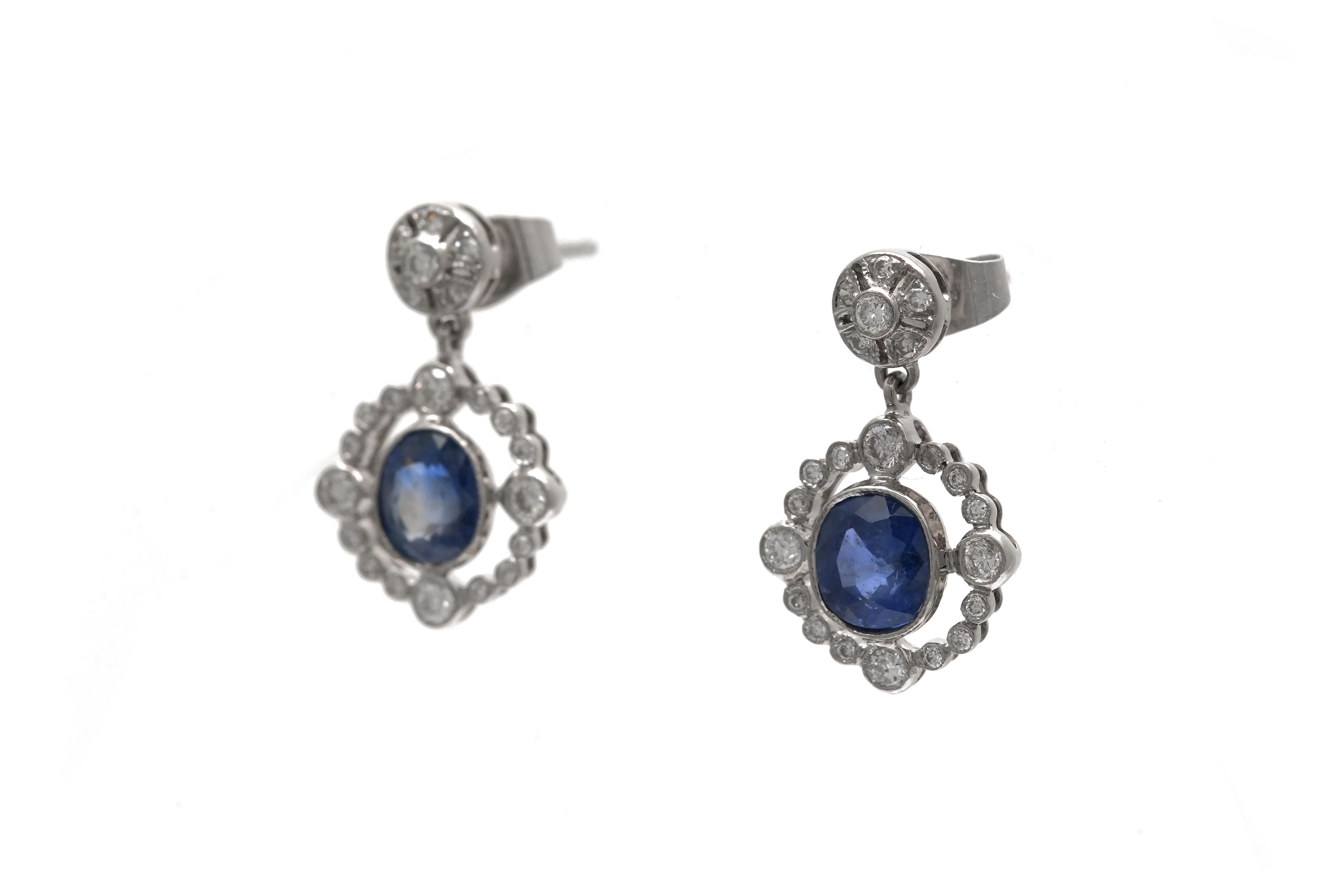Boucles d'oreilles contemporaines en or blanc 14 carats serties de saphirs et de diamants taille "brillant" (+-0.41 ct)