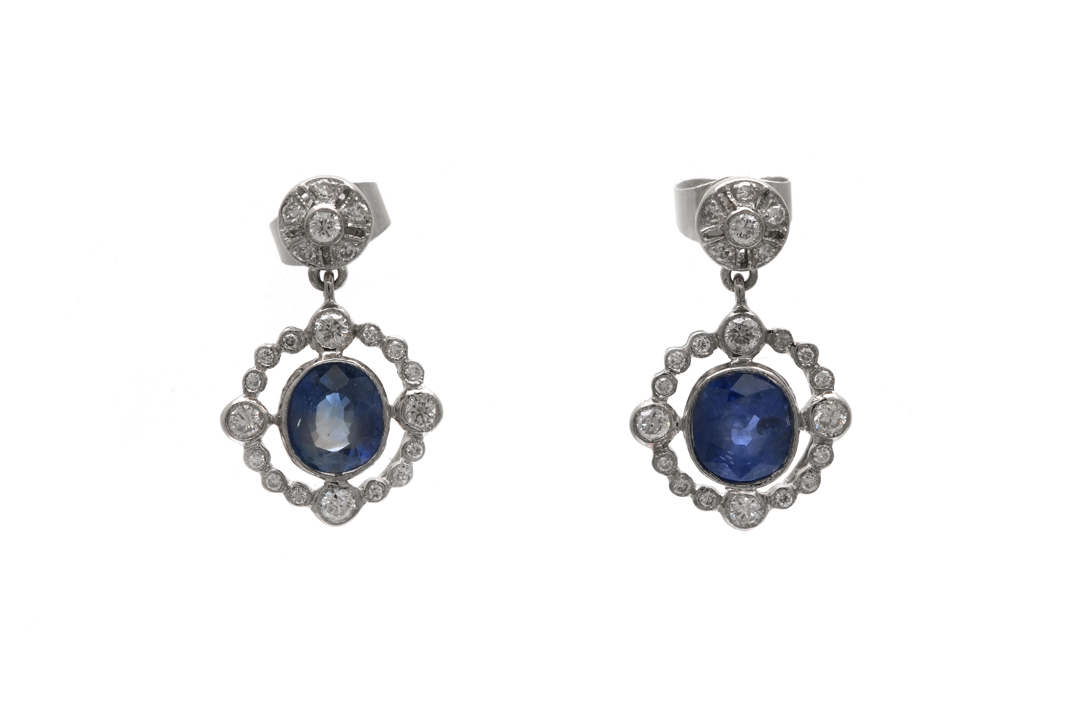 Boucles d'oreilles contemporaines en or blanc 14 carats serties de saphirs et de diamants taille "brillant" (+-0.41 ct)