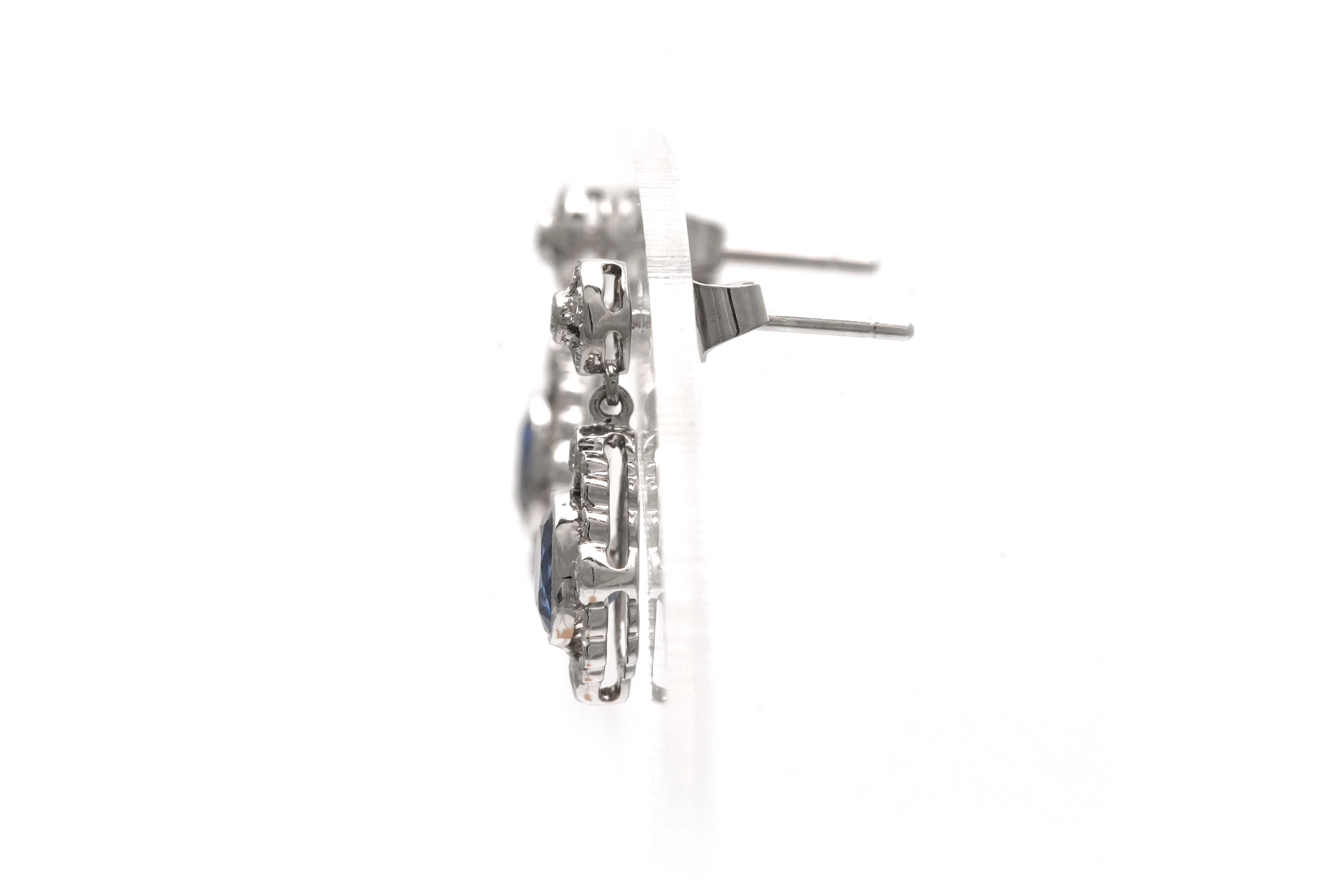 Boucles d'oreilles contemporaines en or blanc 14 carats serties de saphirs et de diamants taille "brillant" (+-0.41 ct)