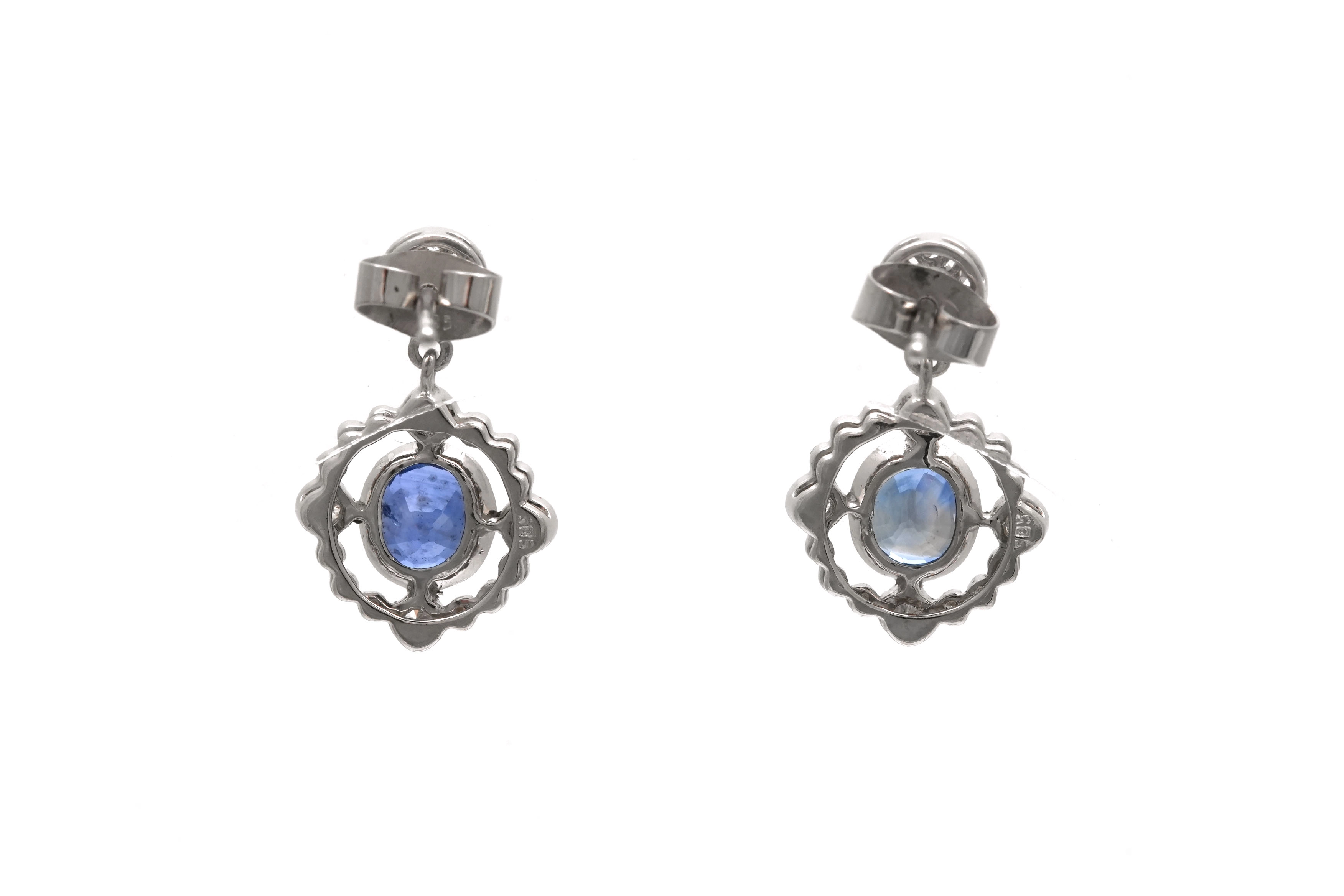 Boucles d'oreilles contemporaines en or blanc 14 carats serties de saphirs et de diamants taille "brillant" (+-0.41 ct)