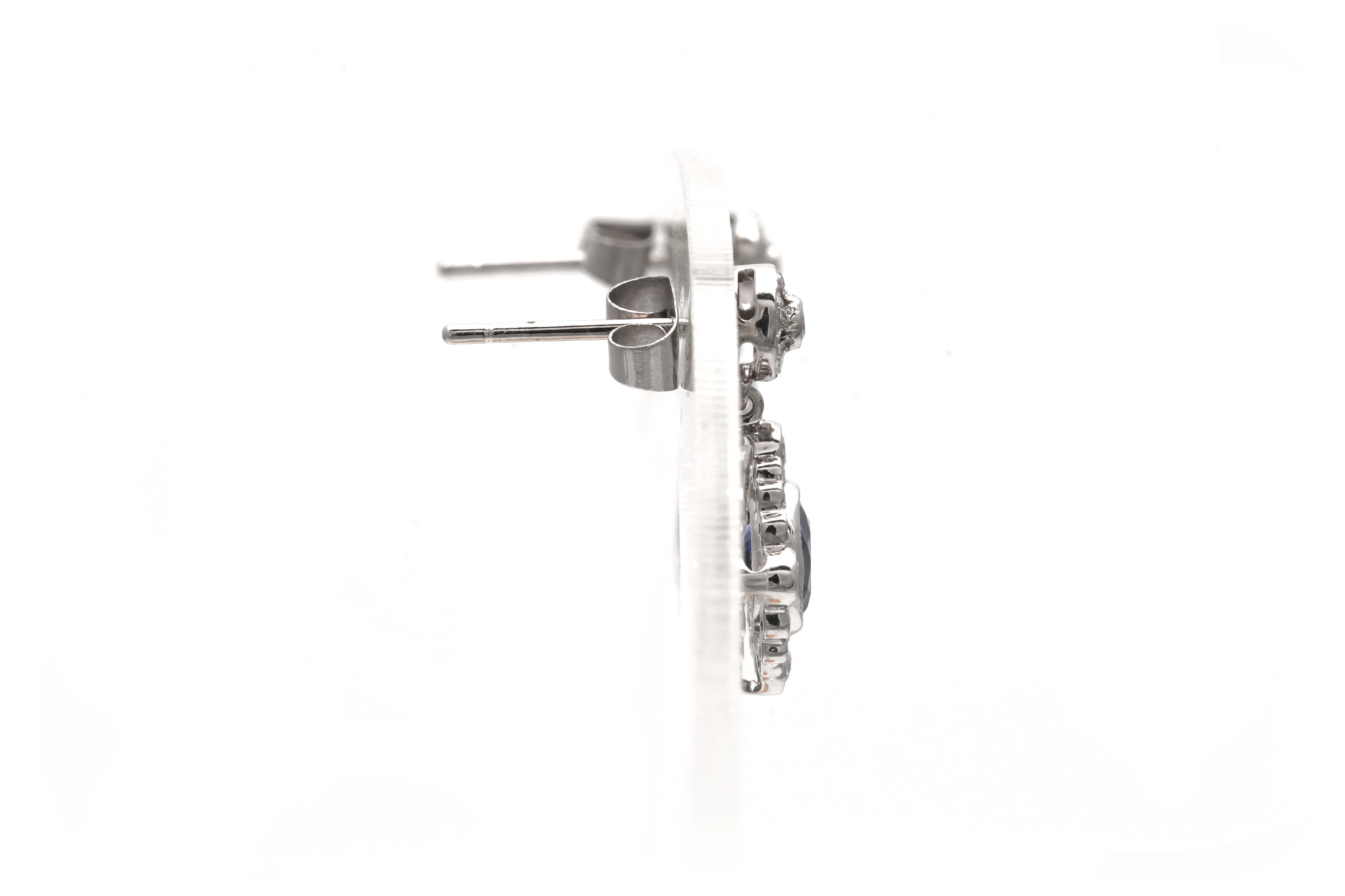 Boucles d'oreilles contemporaines en or blanc 14 carats serties de saphirs et de diamants taille "brillant" (+-0.41 ct)