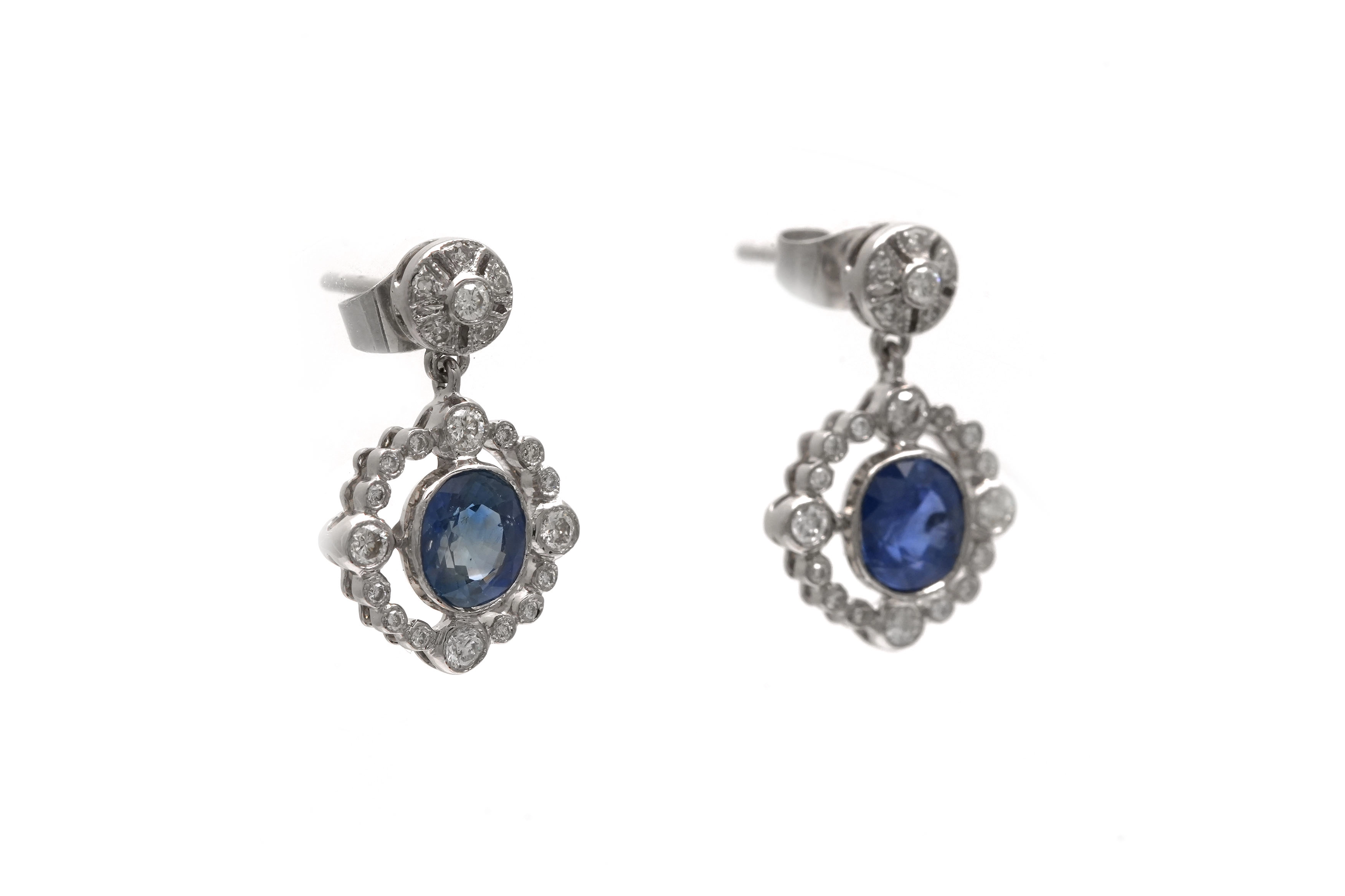 Boucles d'oreilles contemporaines en or blanc 14 carats serties de saphirs et de diamants taille "brillant" (+-0.41 ct)