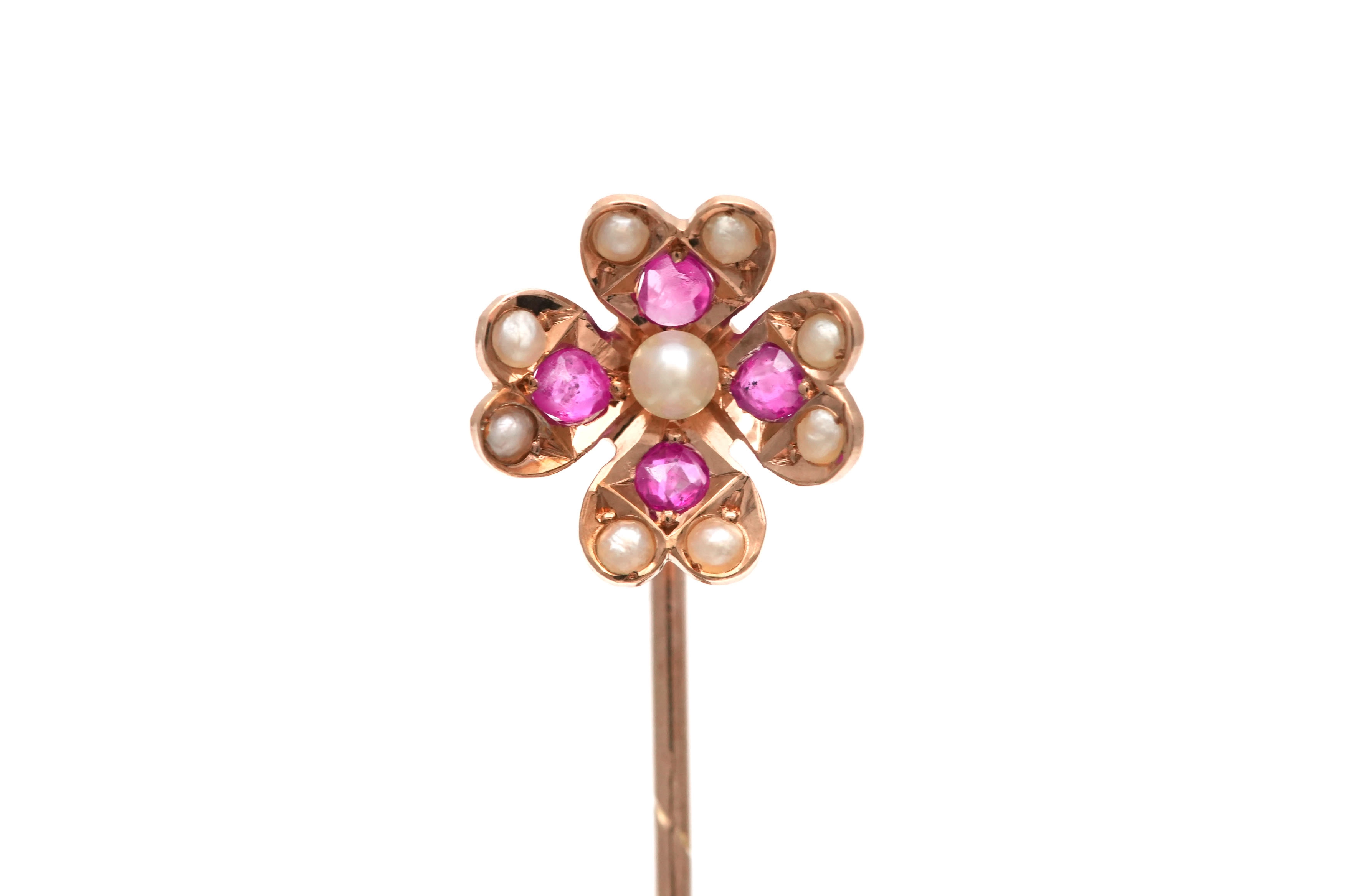 Pique à cravate Art Nouveau en or jaune 9 carats sertie de perles et de rubis