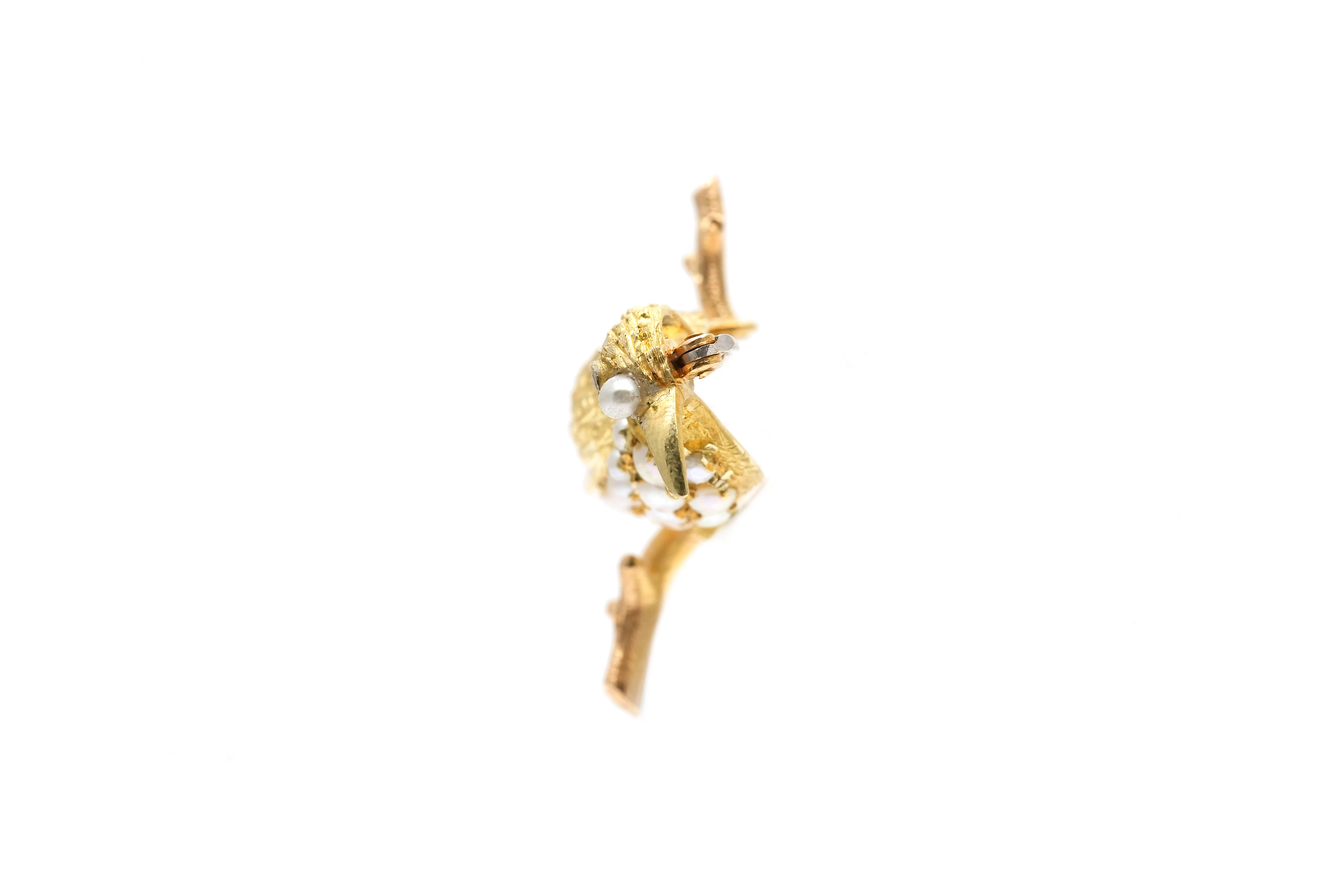 Broche Art Nouveau en or jaune 18 carats sertie de perles et d'un rubis