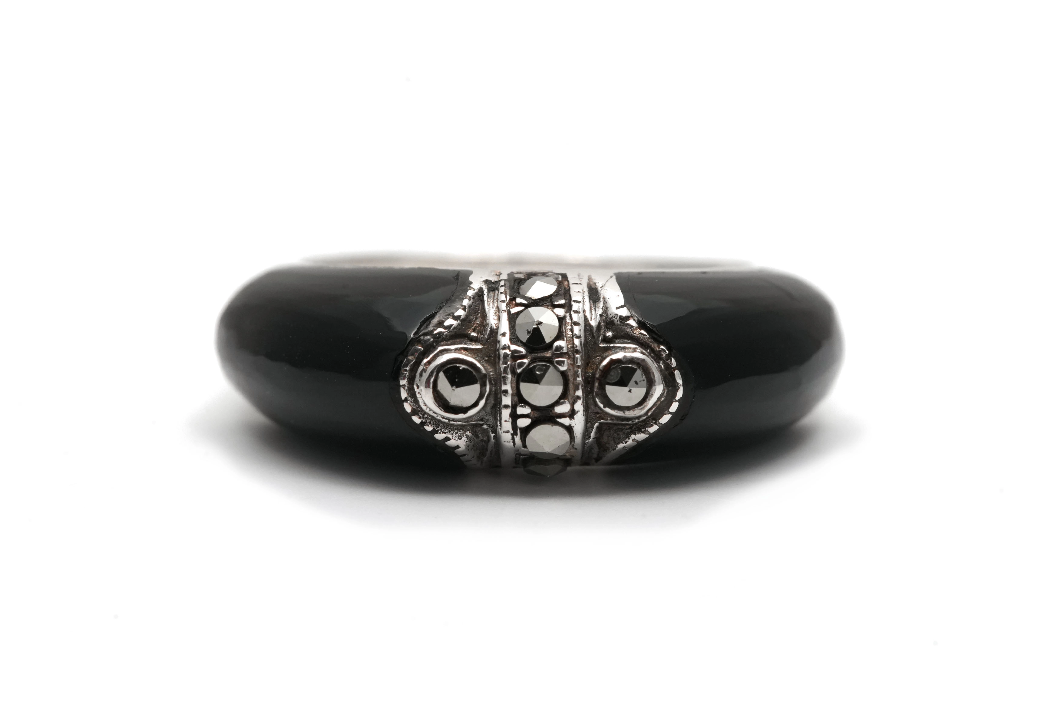 Bague contemporaine en argent 925 sertie d'onyx et de marcassites