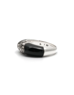 Bague contemporaine en argent 925 sertie d'onyx et de marcassites