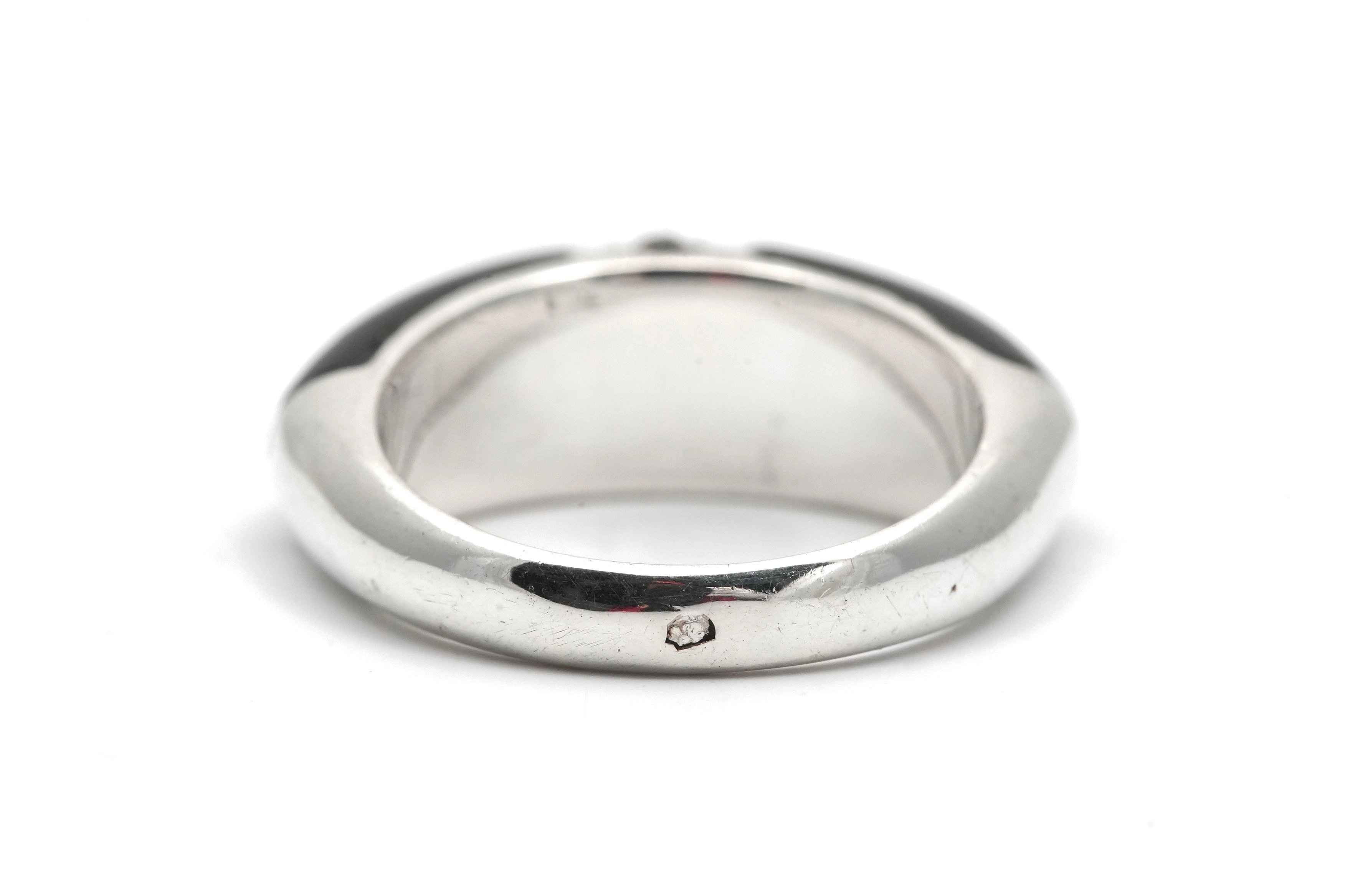 Bague contemporaine en argent 925 sertie d'onyx et de marcassites