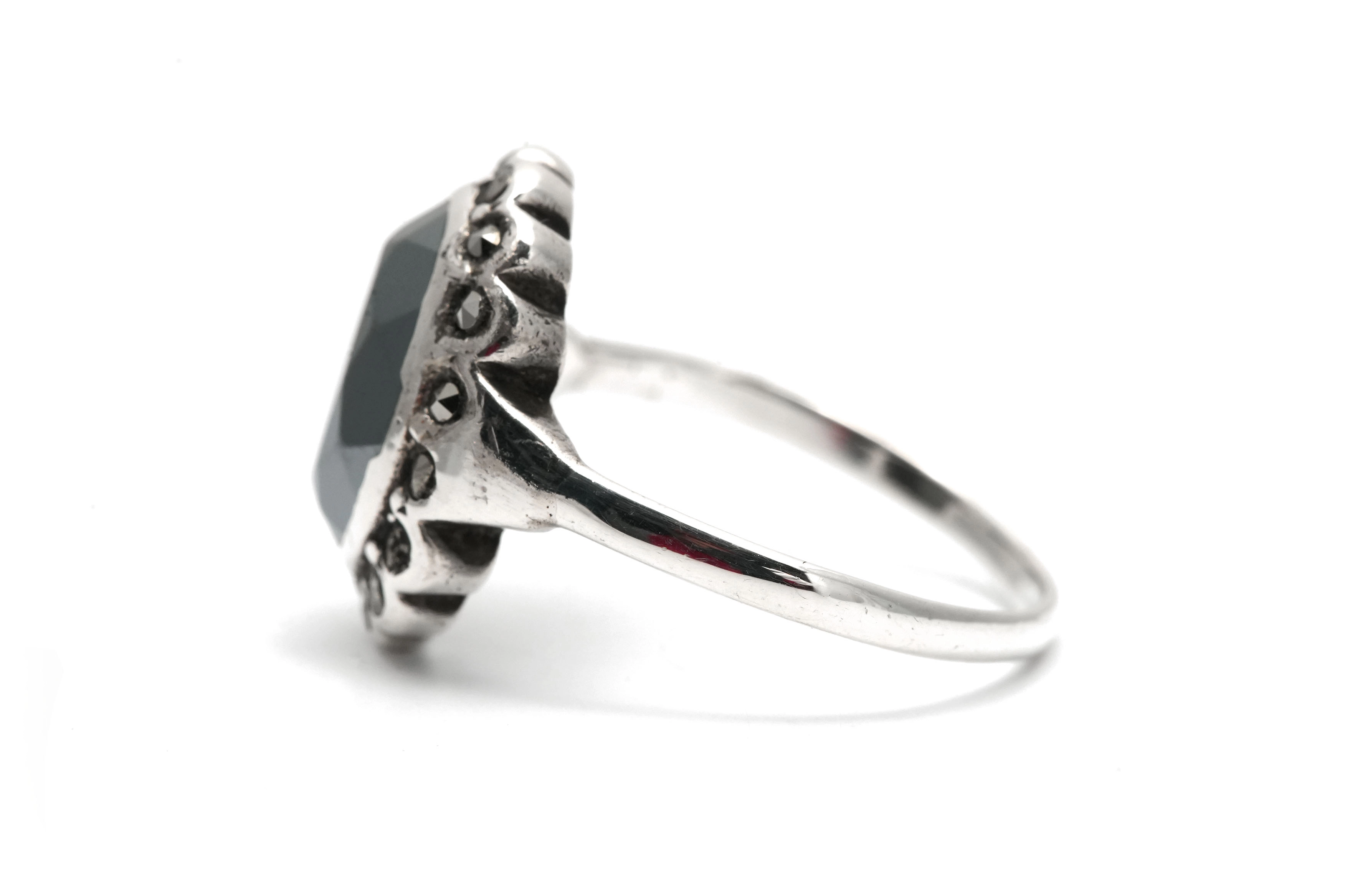 Bague Art Déco en argent sertie d'une hématite et de marcassites