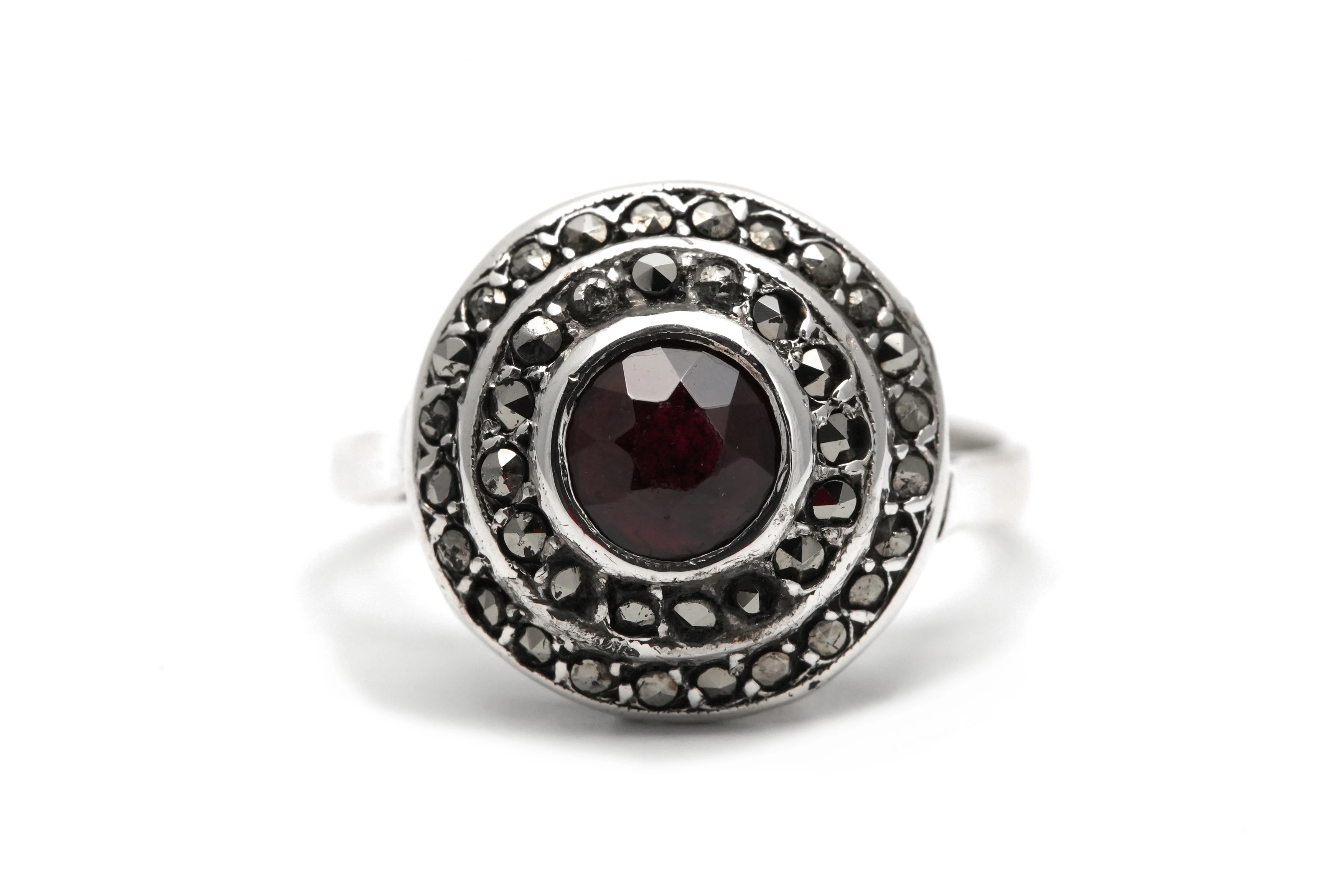 Bague contemporaine en argent sertie d'un grenat et de marcassites