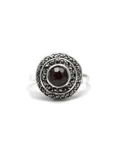 Bague contemporaine en argent sertie d'un grenat et de marcassites