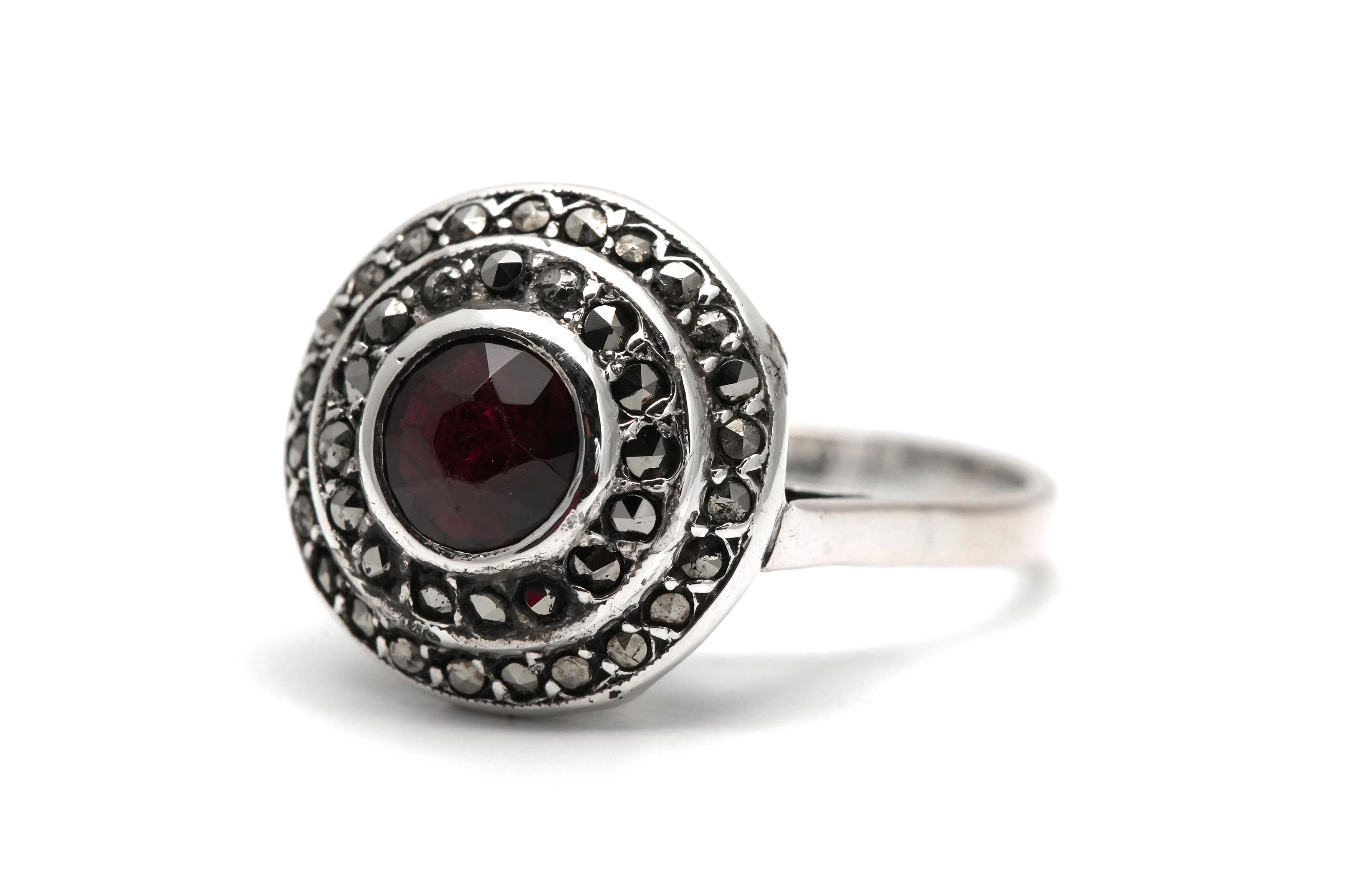 Bague contemporaine en argent sertie d'un grenat et de marcassites