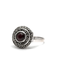 Bague contemporaine en argent sertie d'un grenat et de marcassites