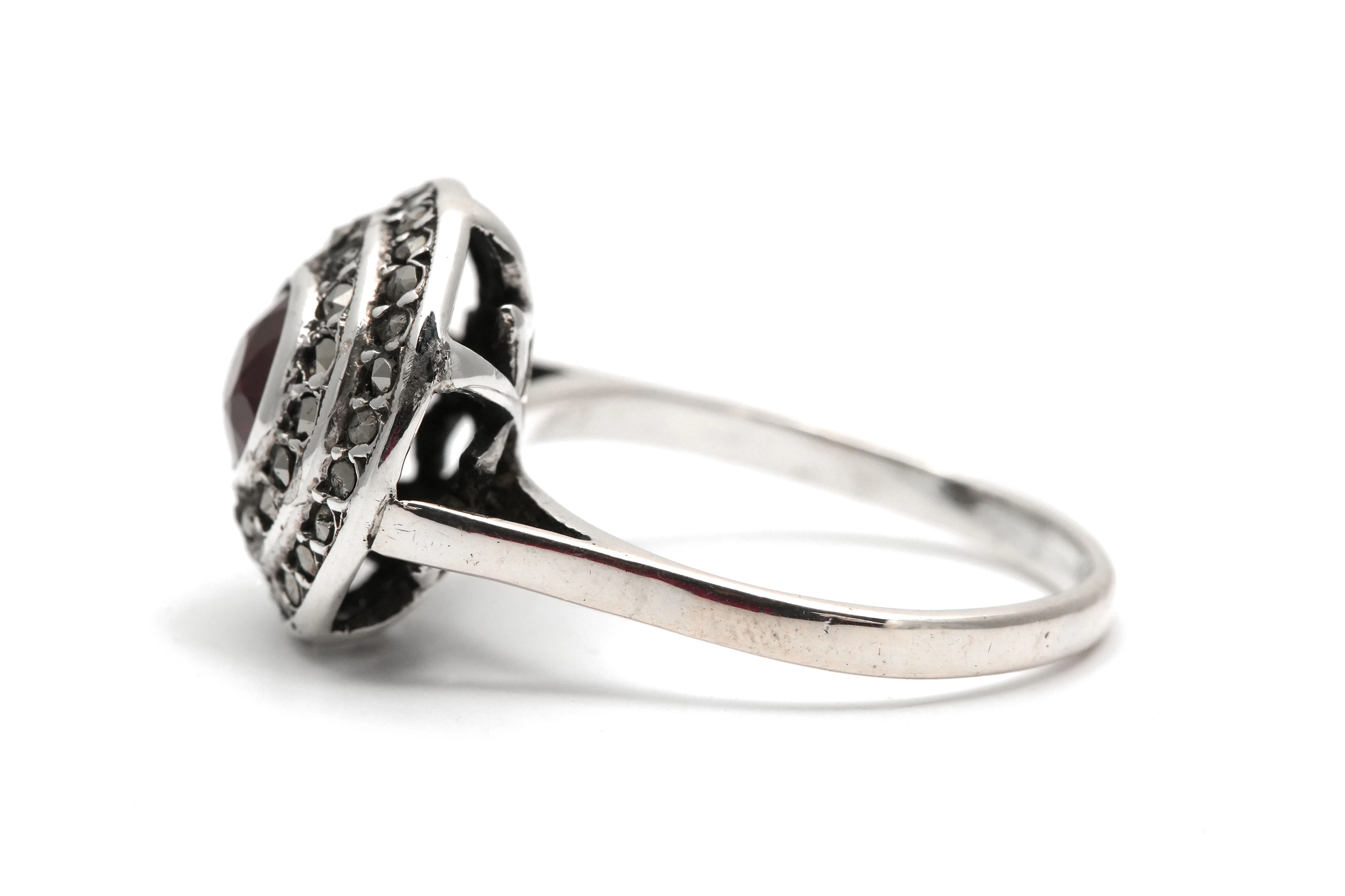 Bague contemporaine en argent sertie d'un grenat et de marcassites