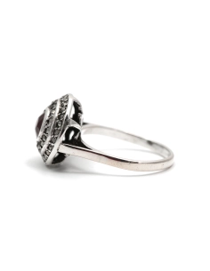 Bague contemporaine en argent sertie d'un grenat et de marcassites