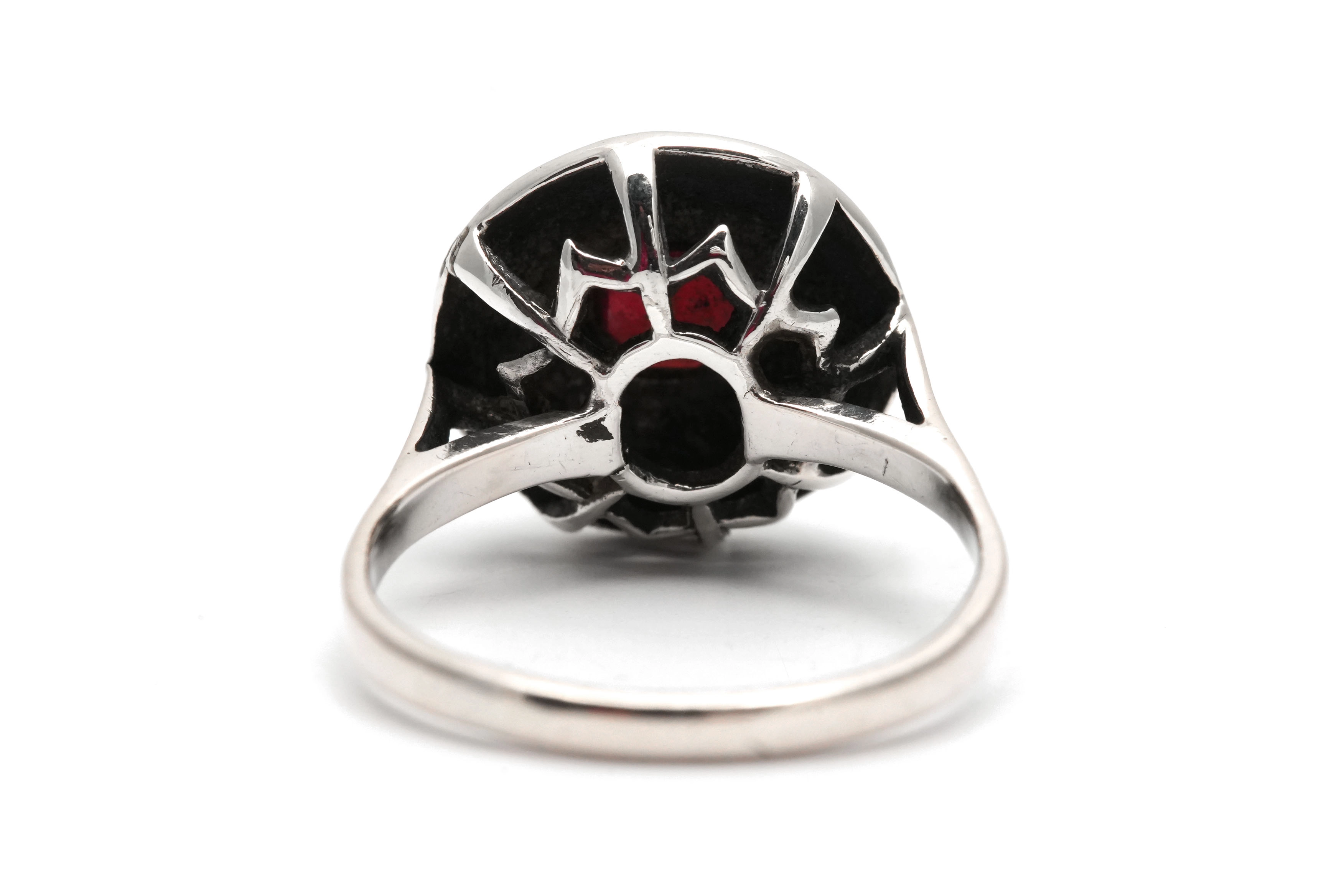 Bague contemporaine en argent sertie d'un grenat et de marcassites