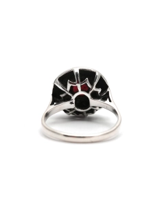 Bague contemporaine en argent sertie d'un grenat et de marcassites