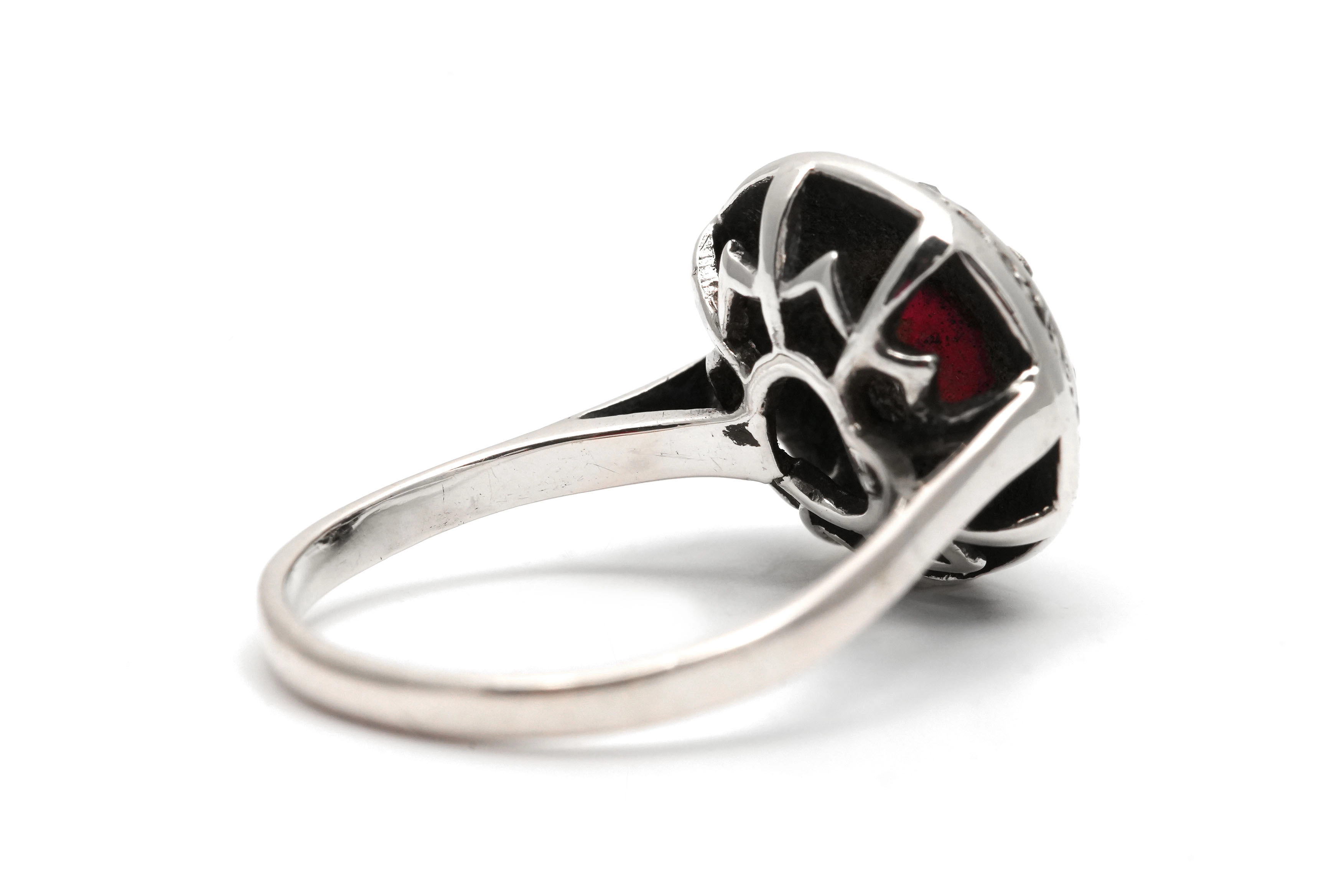 Bague contemporaine en argent sertie d'un grenat et de marcassites