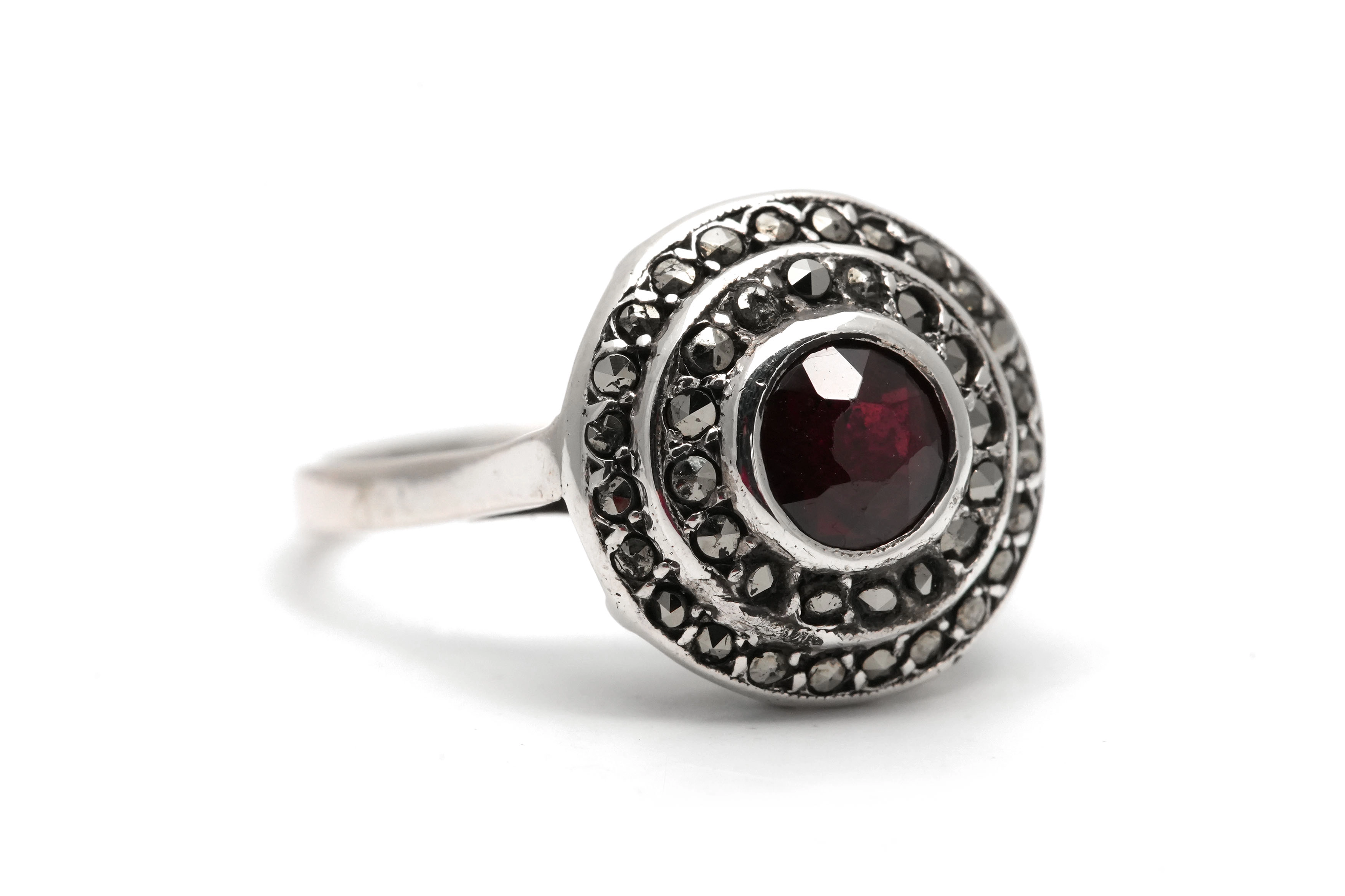 Bague contemporaine en argent sertie d'un grenat et de marcassites