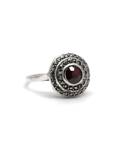 Bague contemporaine en argent sertie d'un grenat et de marcassites