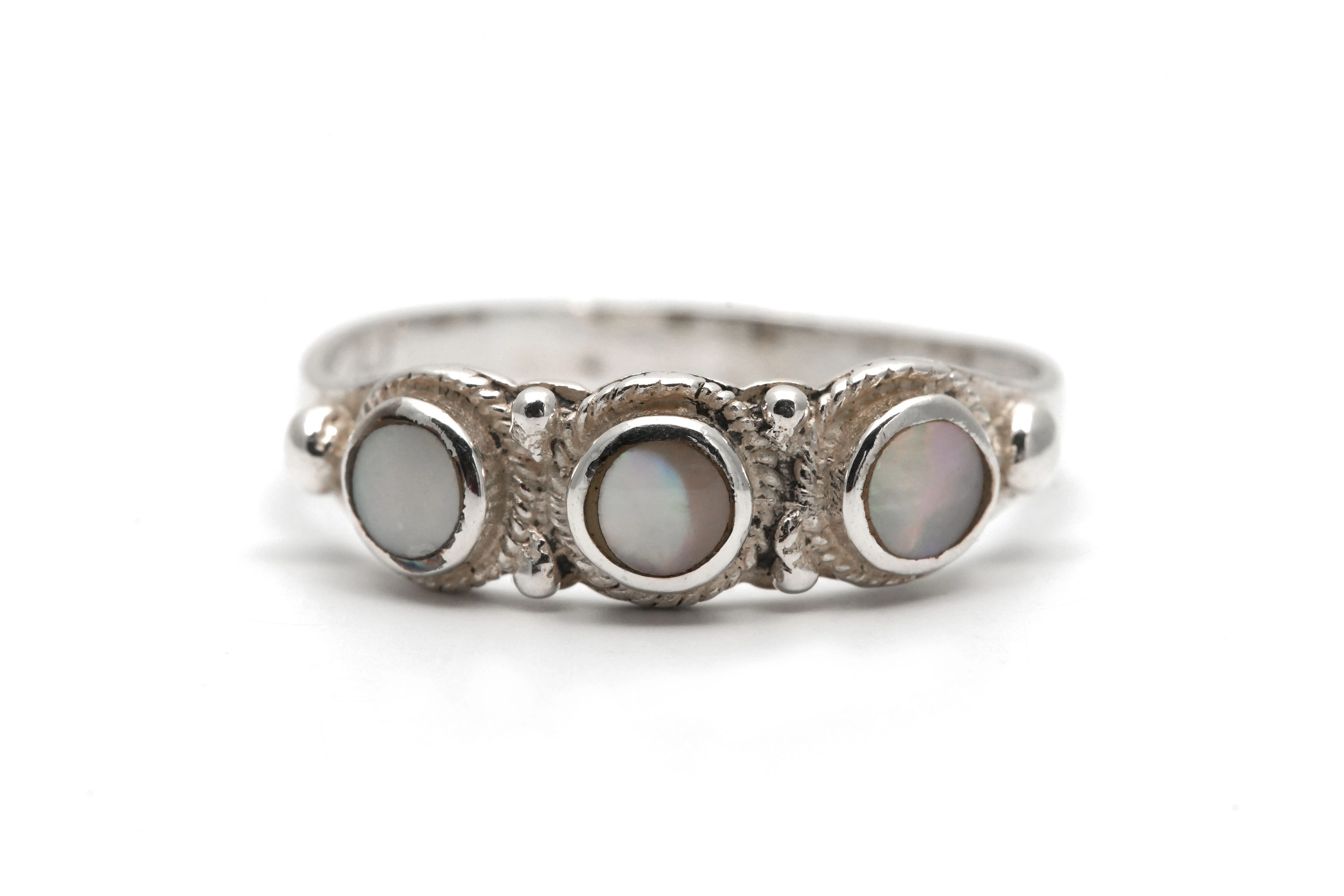 Bague contemporaine en argent 925 sertie de nacres