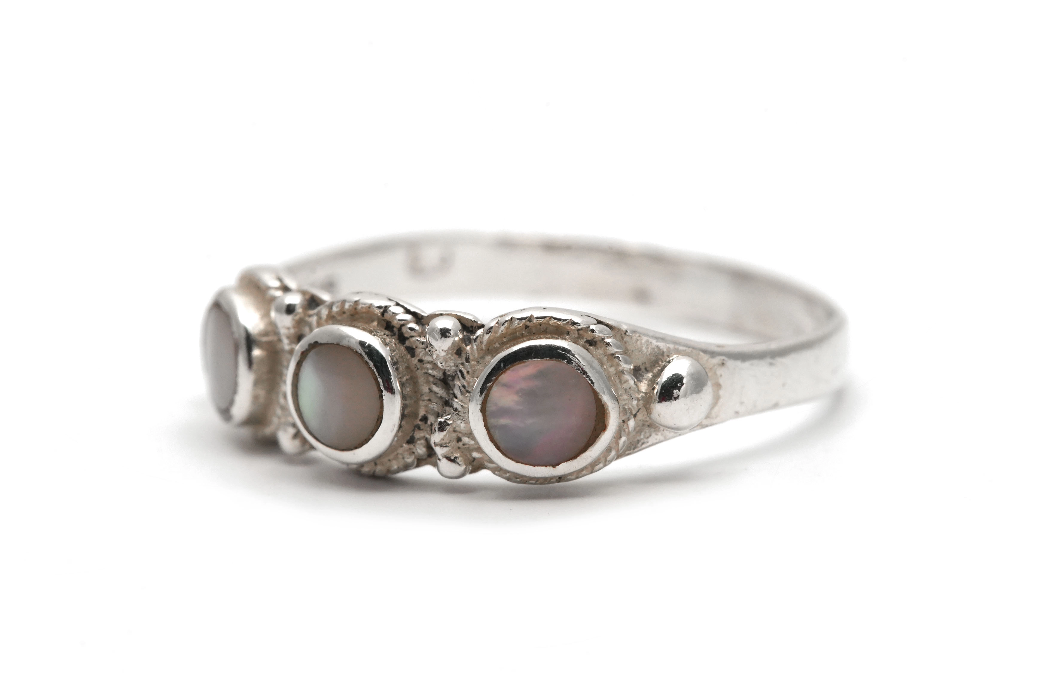 Bague contemporaine en argent 925 sertie de nacres