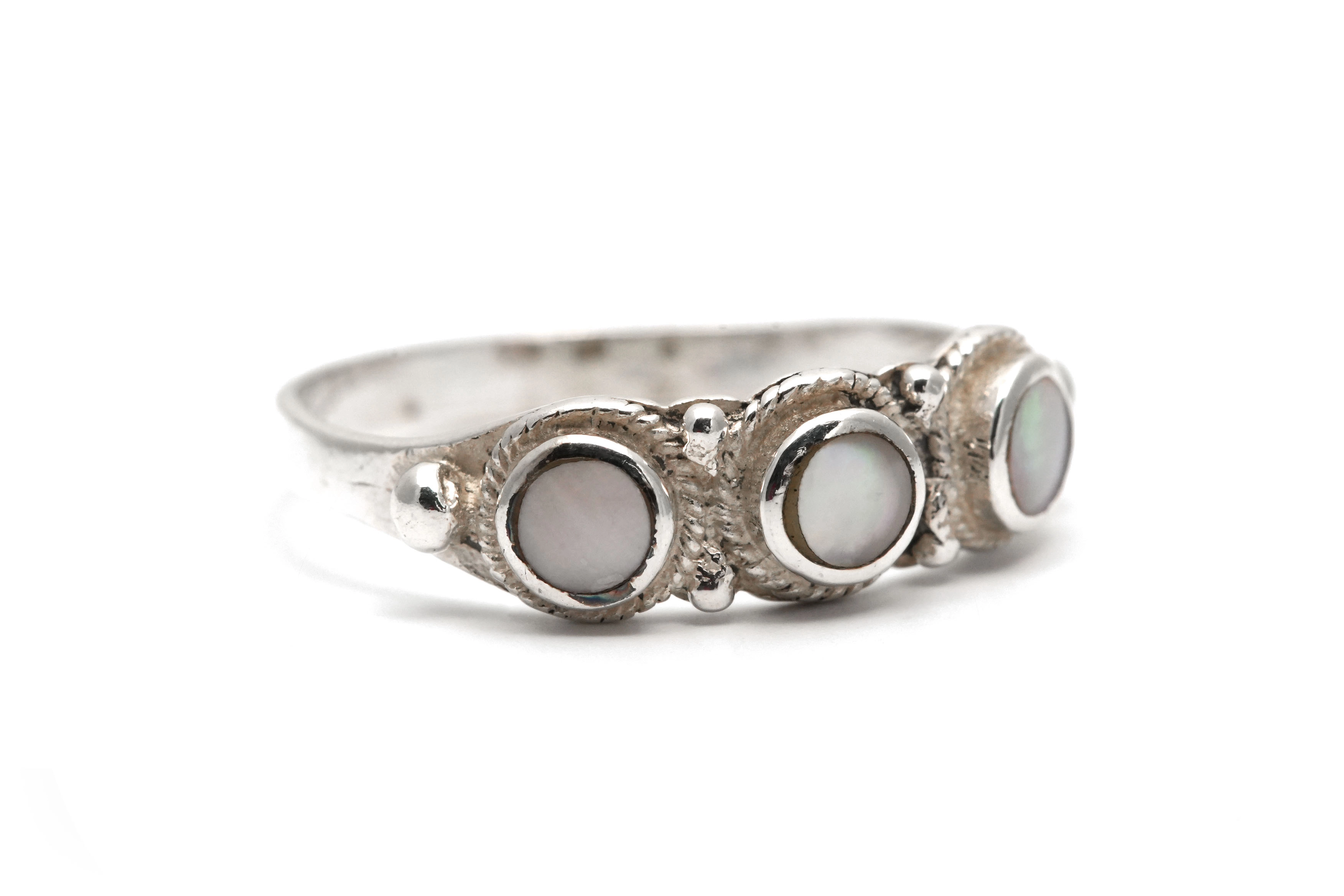 Bague contemporaine en argent 925 sertie de nacres