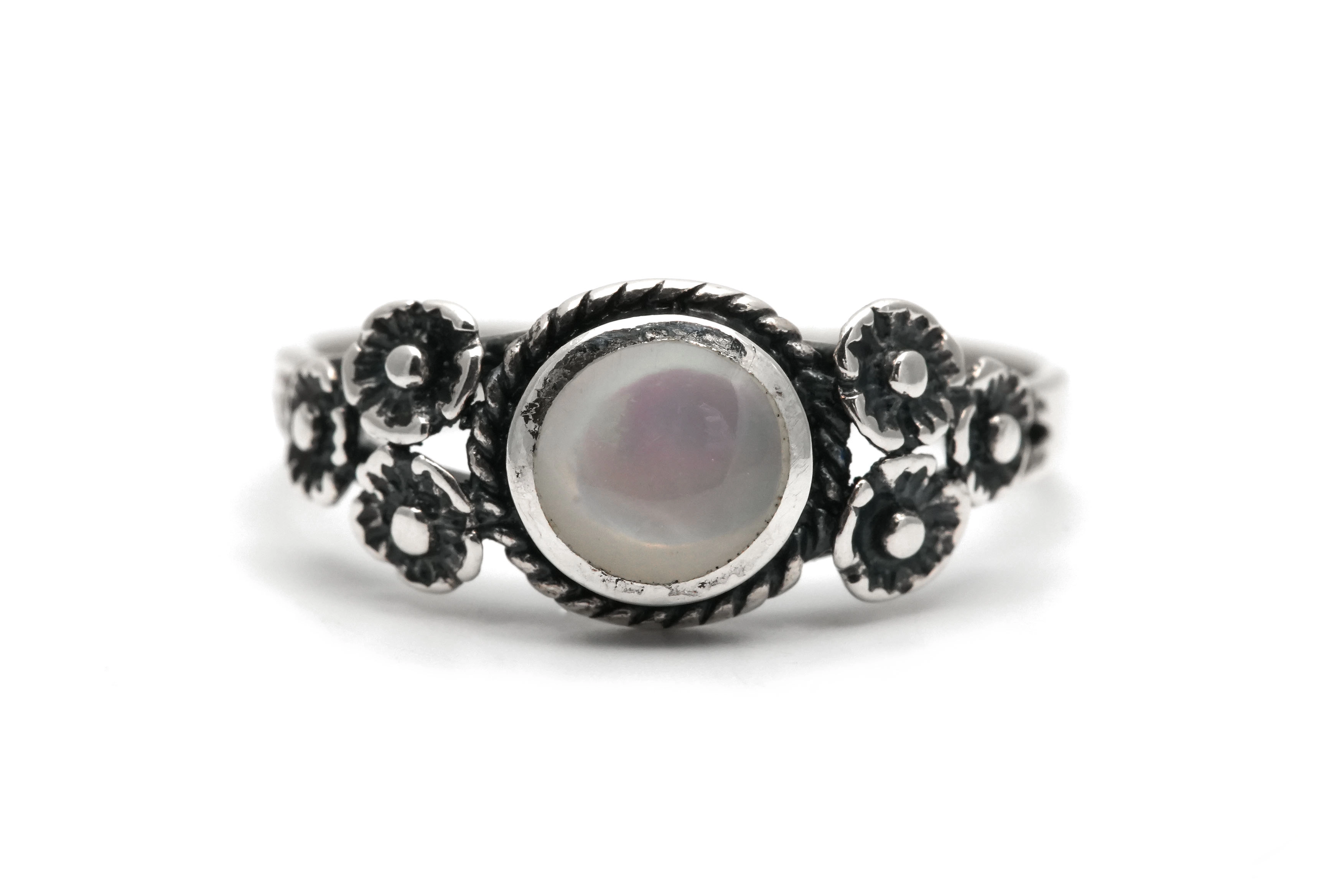 Bague contemporaine en argent 925 sertie d'une nacre