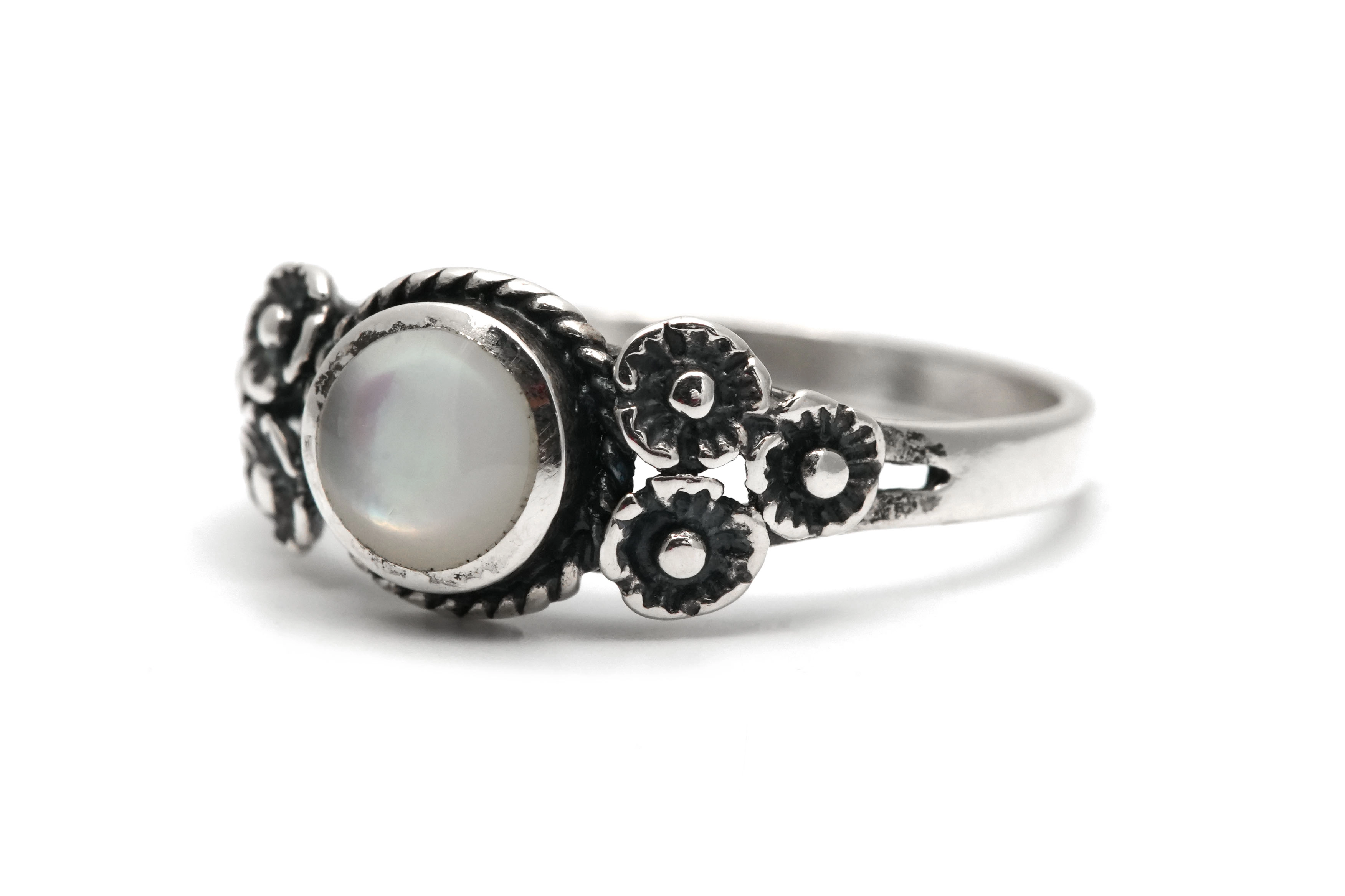 Bague contemporaine en argent 925 sertie d'une nacre