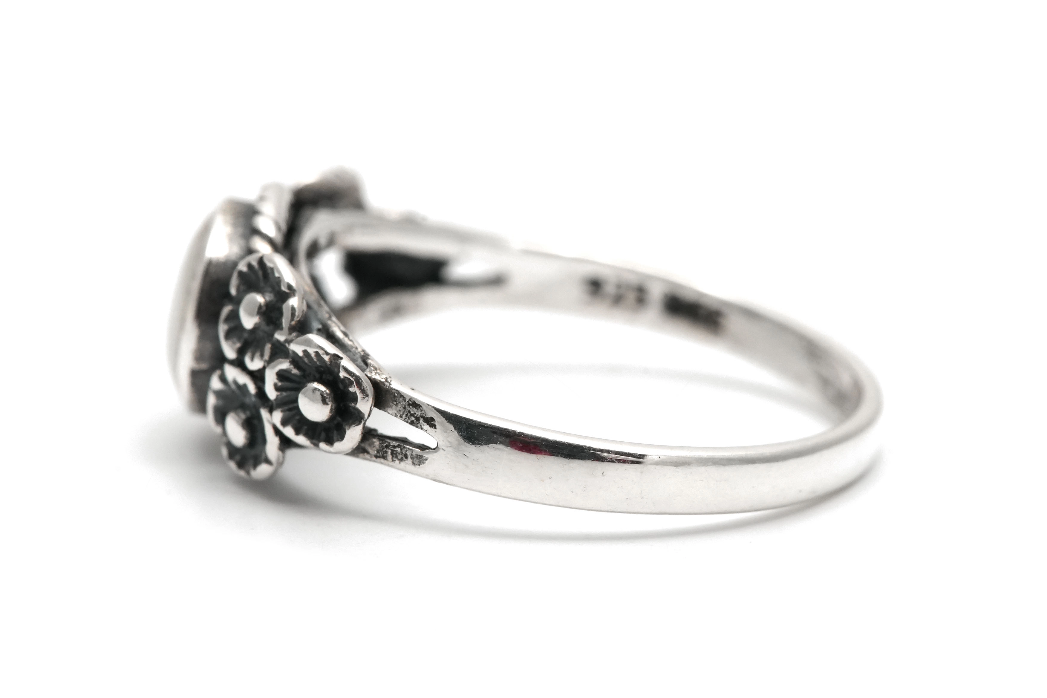 Bague contemporaine en argent 925 sertie d'une nacre