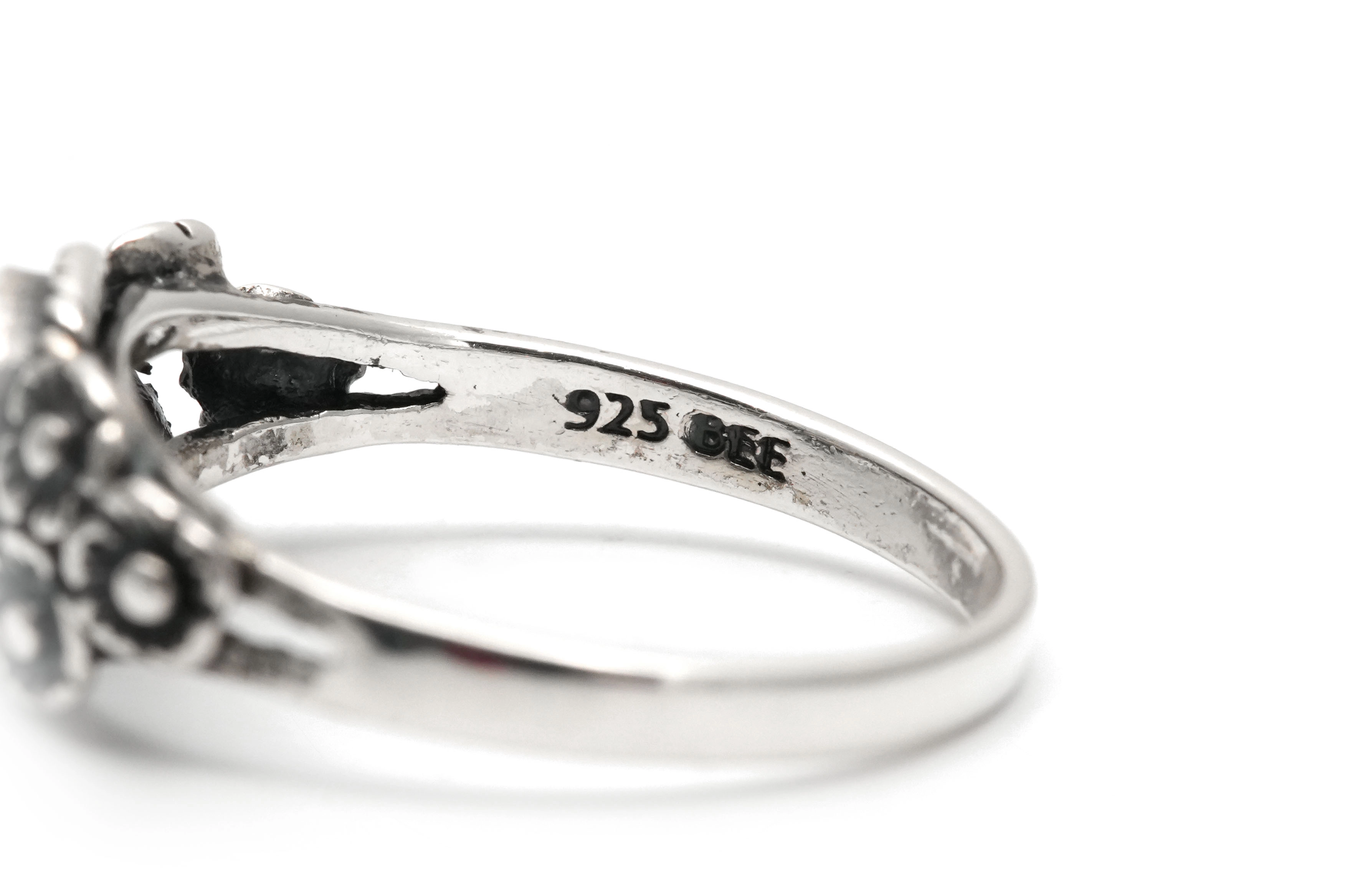 Bague contemporaine en argent 925 sertie d'une nacre