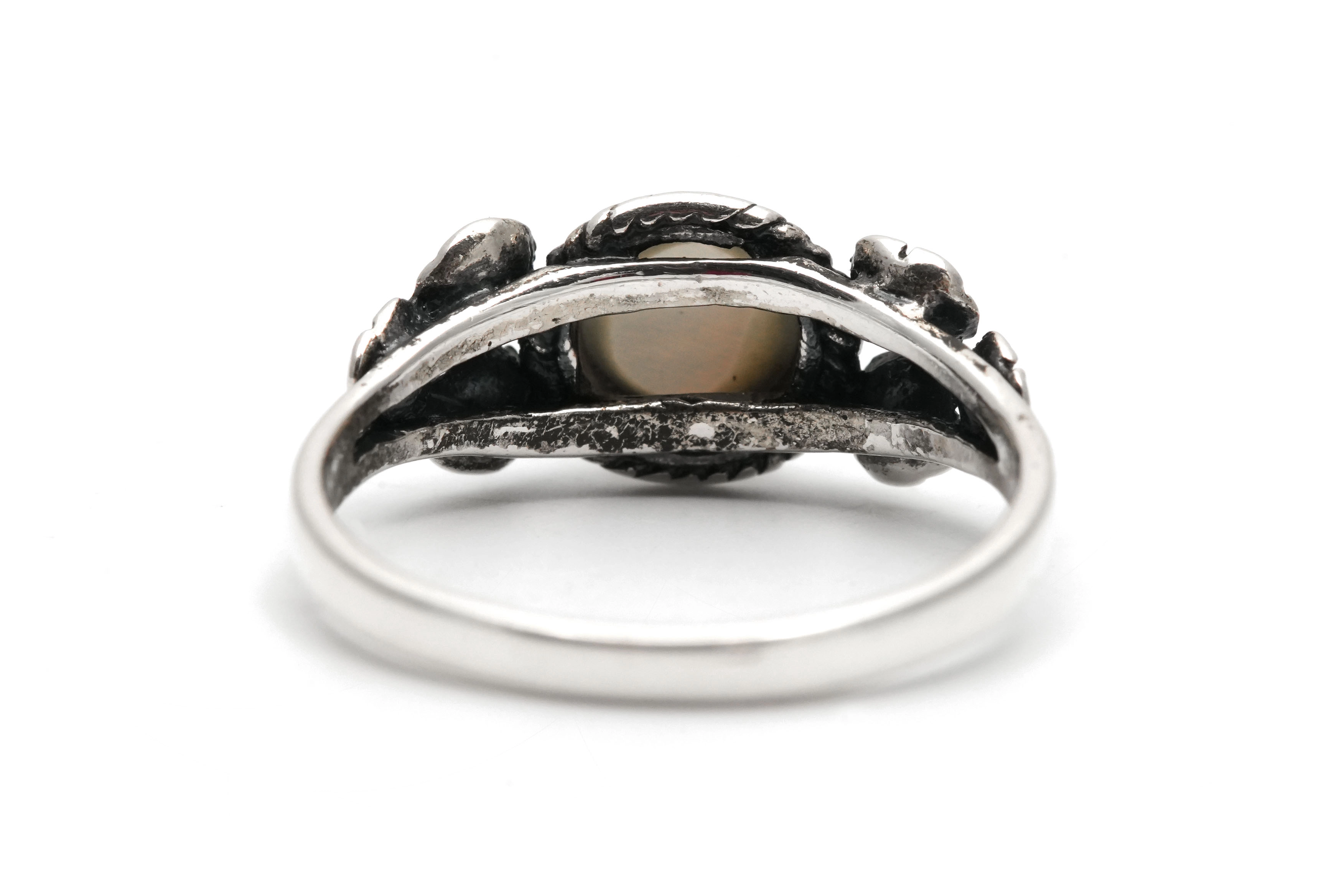 Bague contemporaine en argent 925 sertie d'une nacre