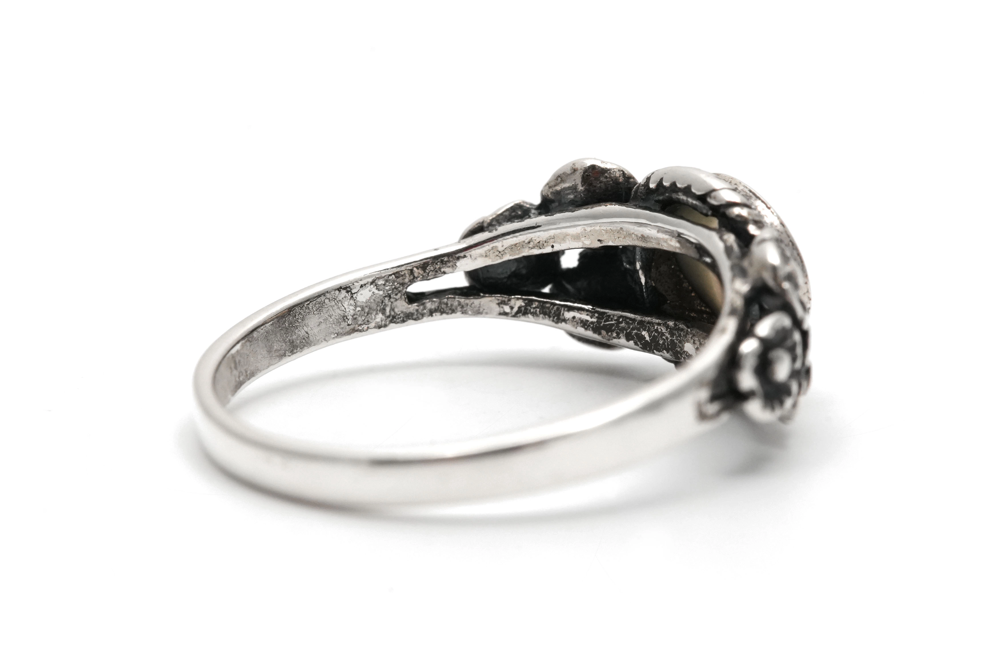 Bague contemporaine en argent 925 sertie d'une nacre