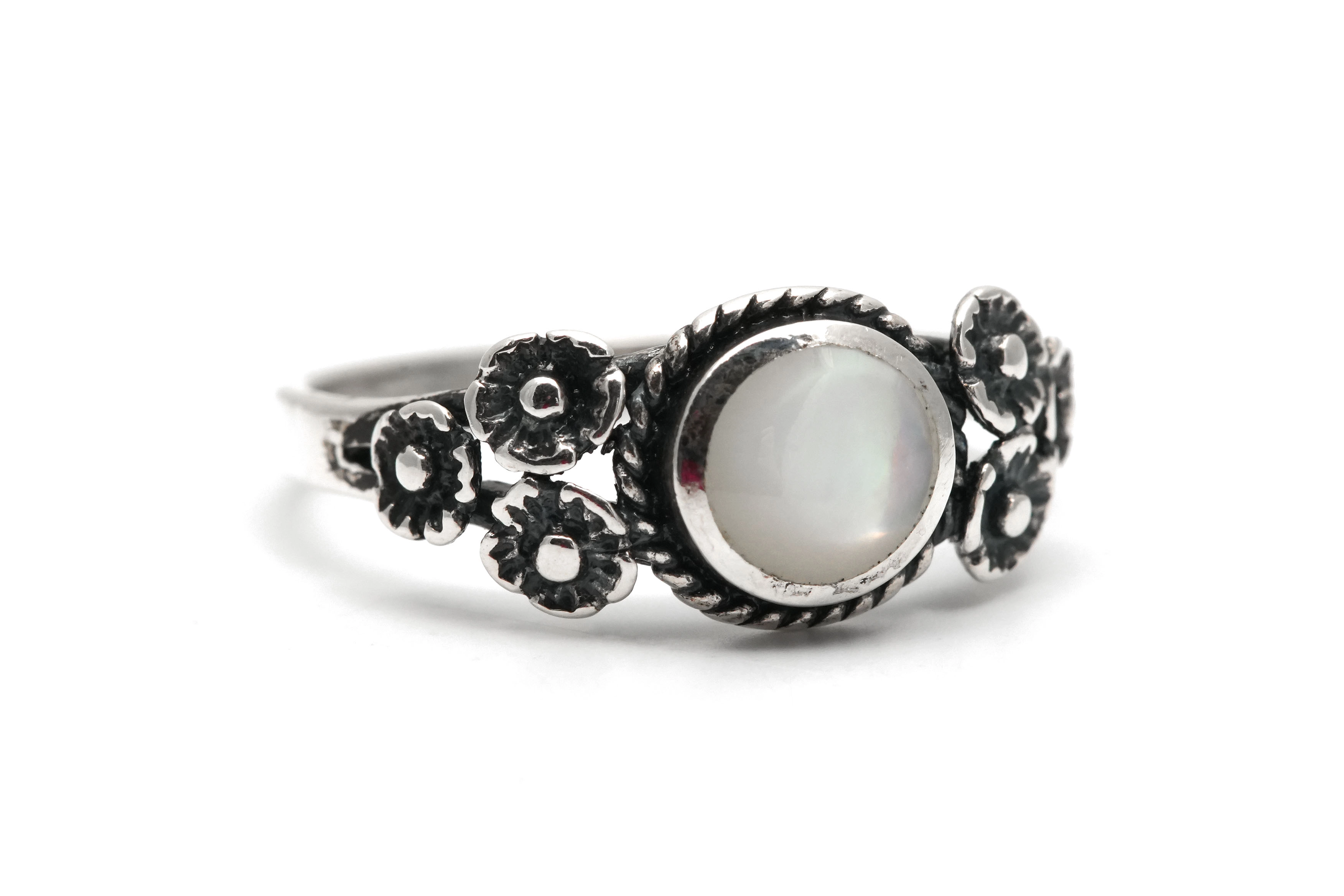 Bague contemporaine en argent 925 sertie d'une nacre