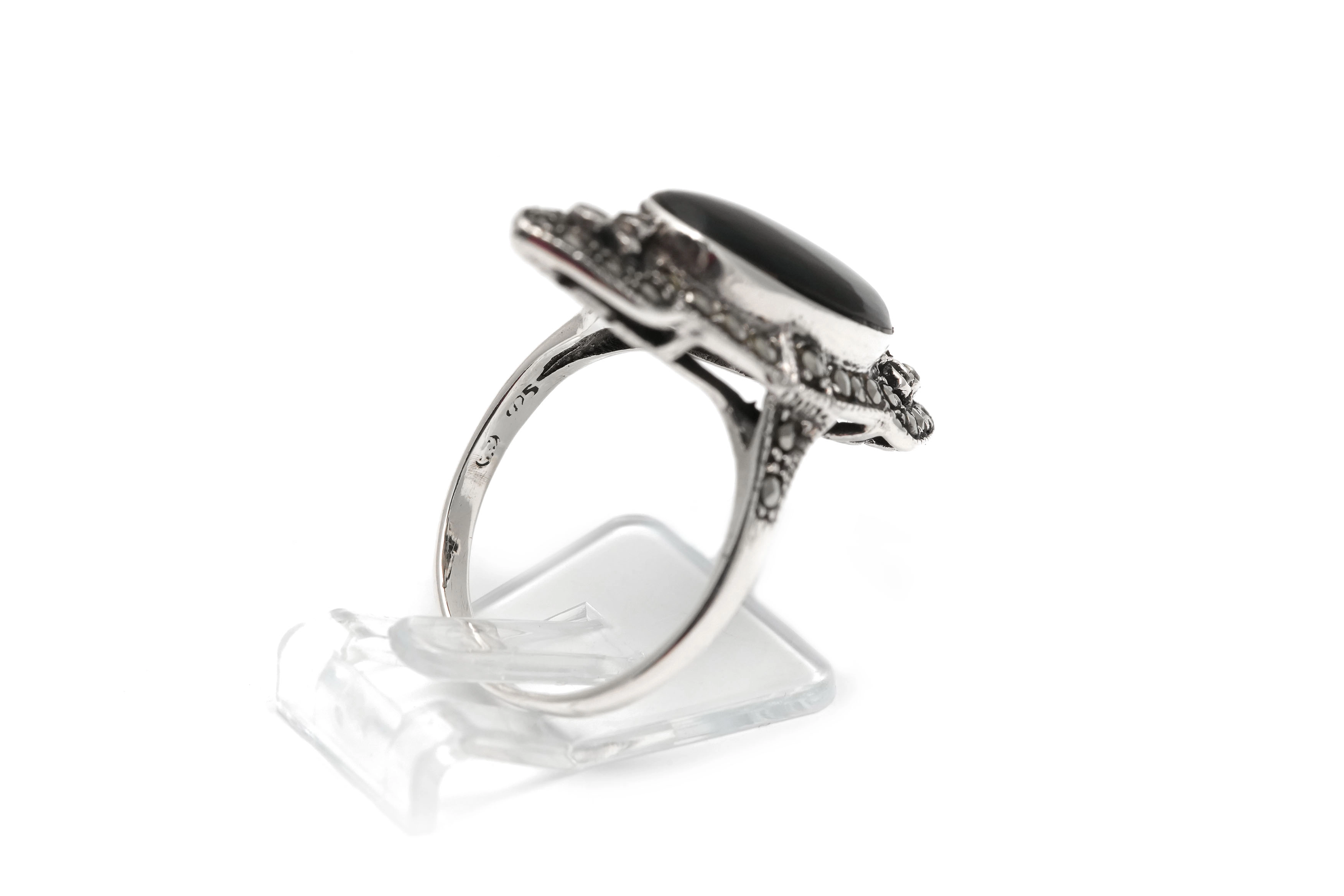 Bague Art Déco en argent 925 sertie d'une onyx et de marcassites