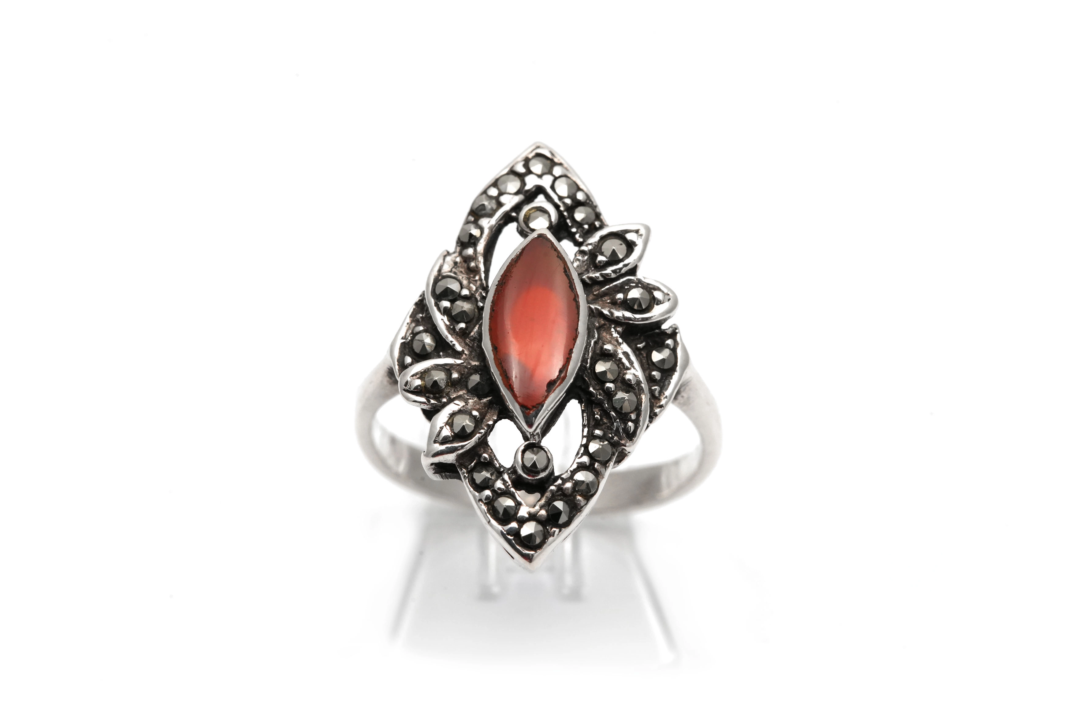 Bague contemporaine en argent 925 sertie d'une cornaline et de marcassites
